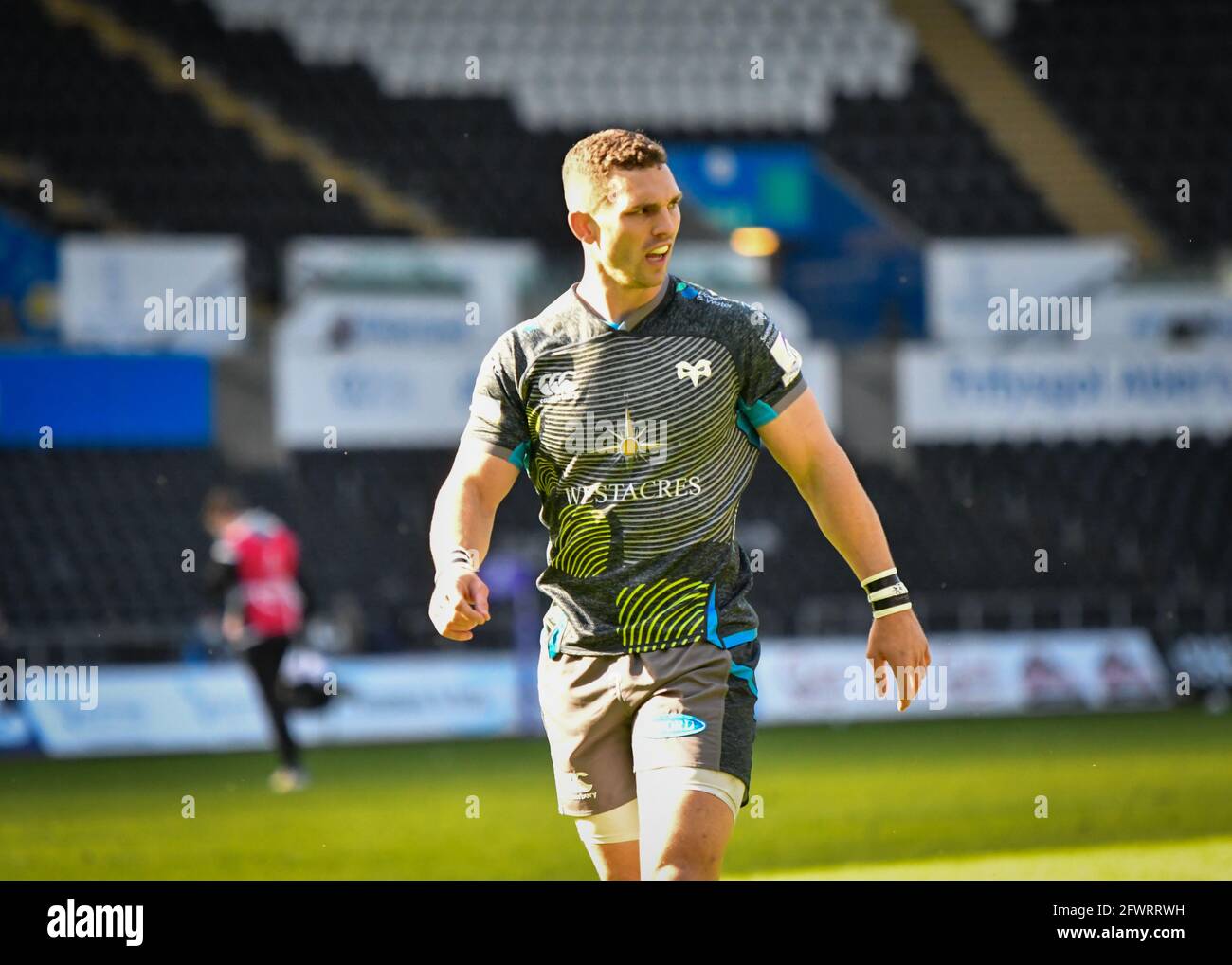 Swansea, Galles. 3 aprile 2021. George North of Ospreys durante la partita della European Rugby Challenge Cup Round del 16 tra Ospreys e Newcastle Falcons al Liberty Stadium di Swansea, Galles, Regno Unito, il 3 aprile 2021. Gli stadi sportivi di tutto il Regno Unito sono soggetti a rigorose restrizioni a causa del Coronavirus Pandemic, in quanto le leggi governative sull'allontanamento sociale vietano i tifosi all'interno dei locali, con conseguente gioco a porte chiuse. Credito: Duncan Thomas/Majestic Media. Foto Stock