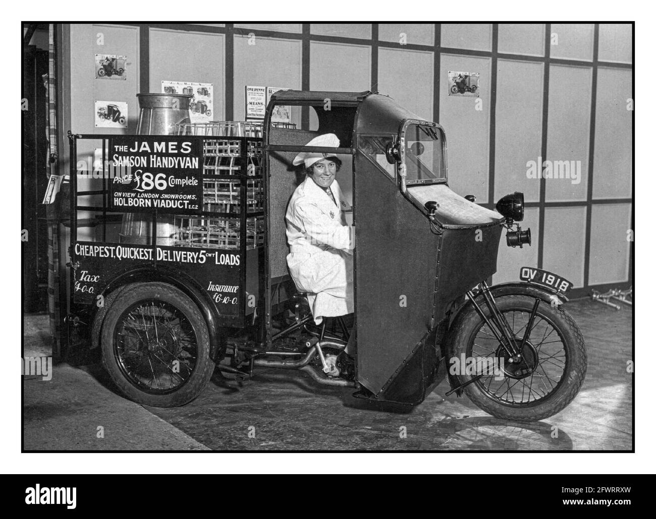 Veicolo ELETTRICO DI CONSEGNA del 1900 James Samson Handyman carrello elettrico di consegna del latte offerto per la vendita a £86.00 completo. Fotografia promozionale in-house con driver femminile UK Foto Stock