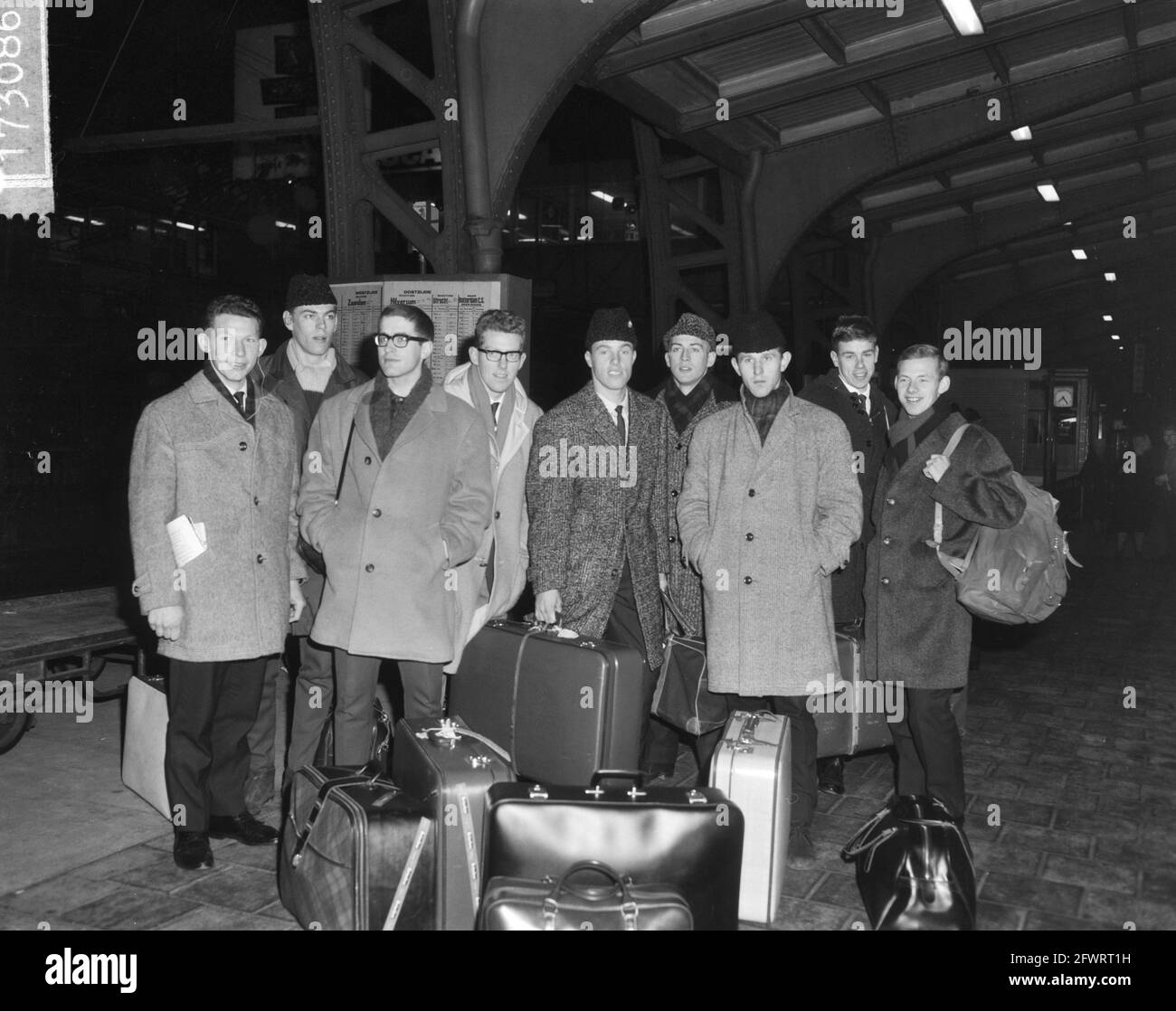 La squadra olandese di pattinaggio di velocità partì dalla stazione centrale a Hamar, la squadra appena prima della partenza, 5 gennaio 1965, squadre di pattinaggio di velocità, sale di partenza, I Paesi Bassi, foto agenzia stampa del XX secolo, notizie da ricordare, documentario, fotografia storica 1945-1990, storie visive, Storia umana del XX secolo, che cattura momenti nel tempo Foto Stock