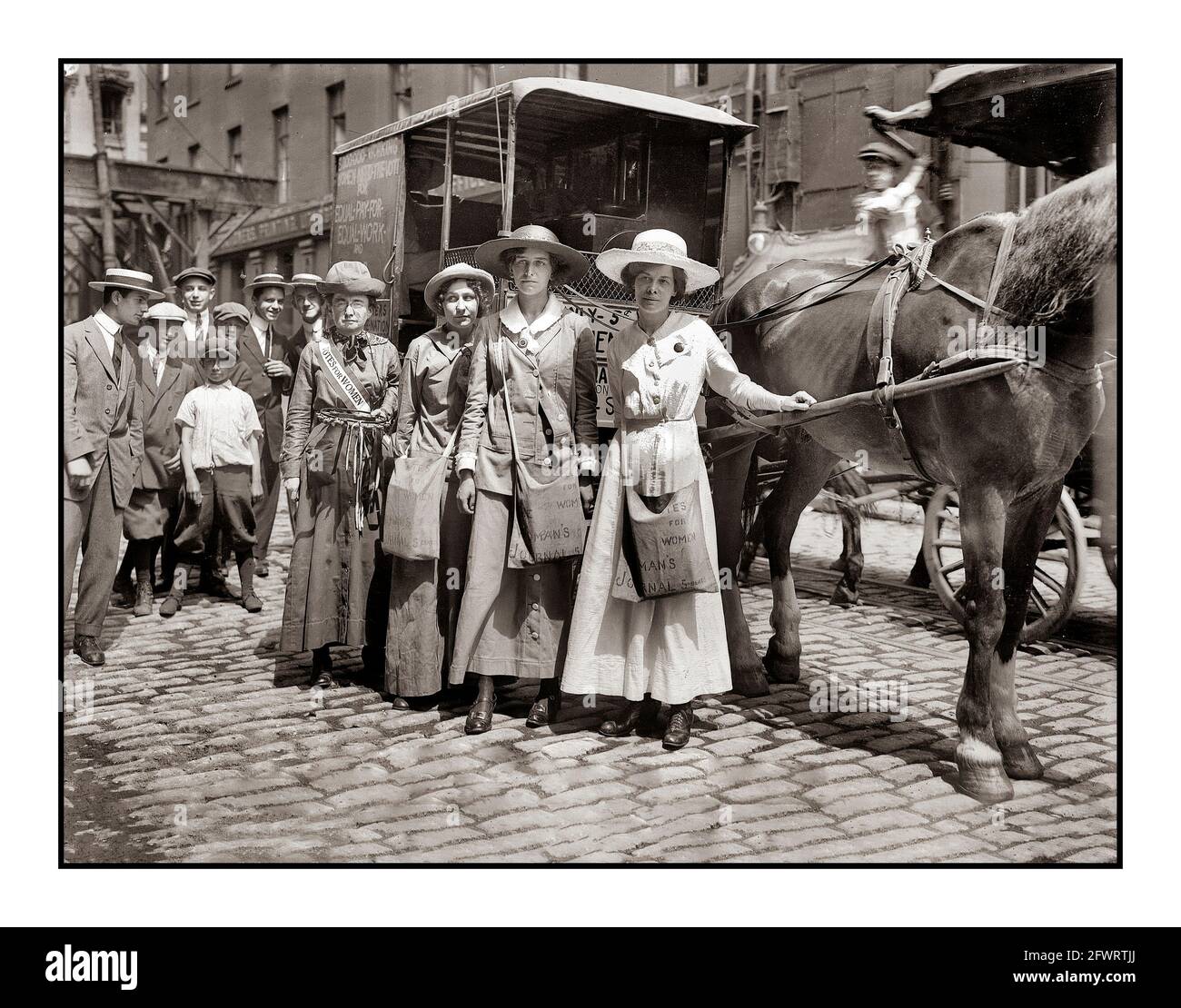 American Suffragettes 1910 (da sinistra a destra) suffragisti Ida Craft, Elsie McKenzie, vera Wentworth e Elisabeth Freeman (1876-1942). Donne che vendono il giornale delle donne per 5 centesimi in sostegno ai voti per le donne da un cavallo e da un carro suffragano Suffragettes America USA Foto Stock