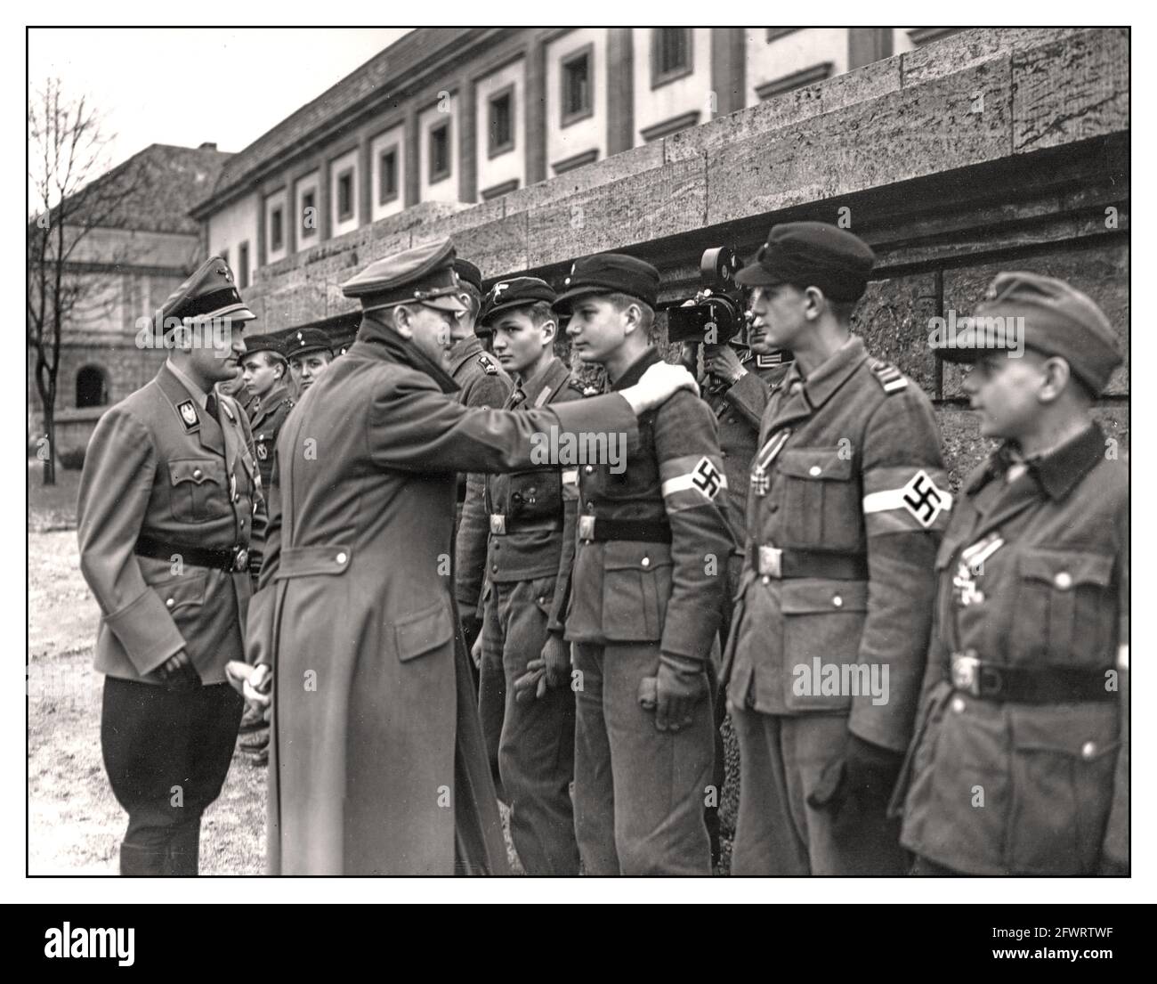 HITLER ULTIMI GIORNI 1945 una delle ultime apparizioni pubbliche e immagini di Adolf Hitler incontro e assegnazione di medaglie della Croce di ferro ai suoi coraggiosi e ferocemente leali membri della Gioventù Hitler Aprile 1945 WW2 seconda Guerra Mondiale Battaglia per Berlino contro un'avanzata Esercito sovietico Foto Stock
