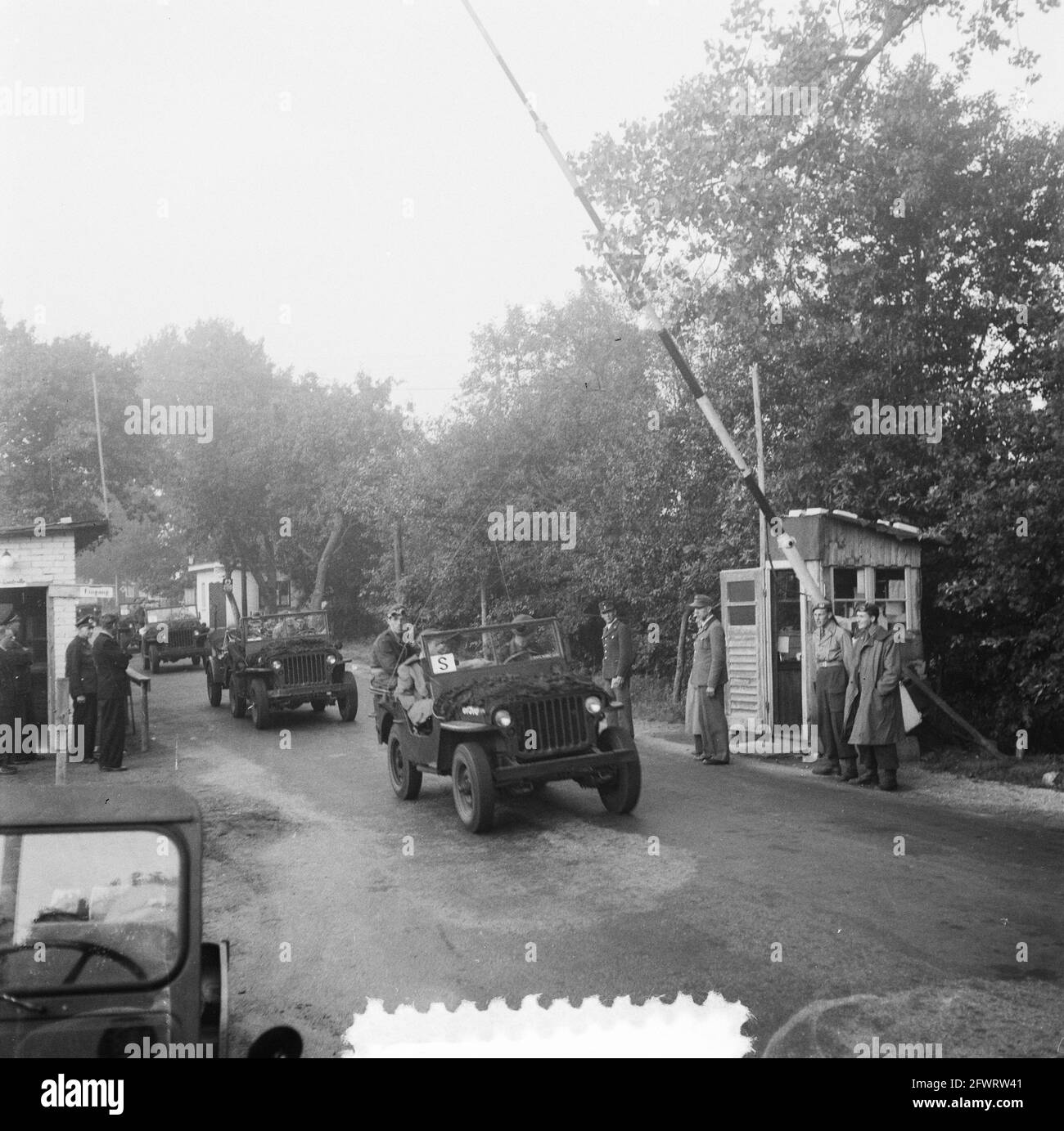 Truppe olandesi che praticano nella Germania occidentale attraversando il confine a Gronau, 13 settembre 1951, TRUPPE, esercizio, I Paesi Bassi, foto agenzia stampa del XX secolo, notizie da ricordare, documentario, fotografia storica 1945-1990, storie visive, Storia umana del XX secolo, che cattura momenti nel tempo Foto Stock