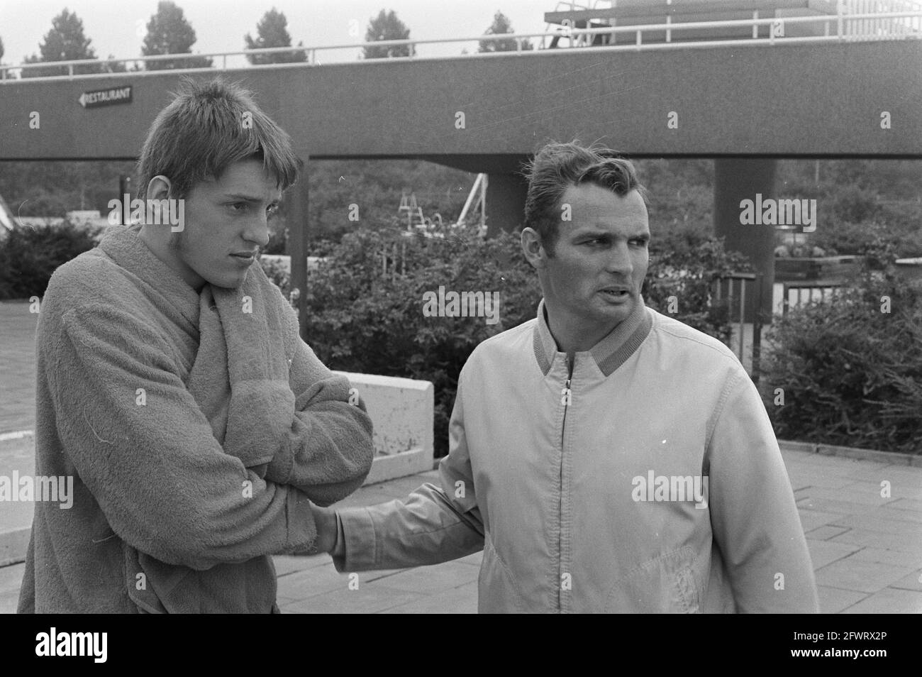 Squadra olandese di nuoto per i treni di Barcellona a Den Hommel Utrecht; Bob Schoutsen, allenatore N. van Dam, 6, 7 Van Dam, 9 Linda de Boer, 19 agosto 1970, allenatori, nuotatori, I Paesi Bassi, foto agenzia stampa del XX secolo, notizie da ricordare, documentario, fotografia storica 1945-1990, storie visive, Storia umana del XX secolo, che cattura momenti nel tempo Foto Stock