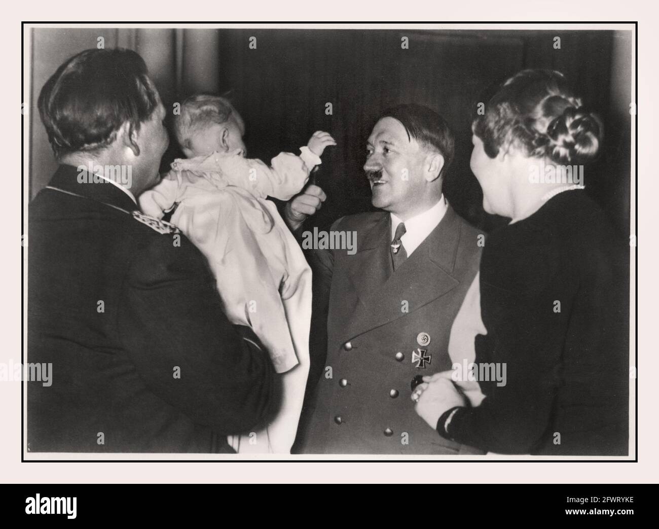 Adolf Hitler e bambino 1939, 'il leader nella cerchia della famiglia Göring' Adolf Hitler saluta Edda Carin Wilhelmine Göring l'unico figlio di politico tedesco, leader militare, e membro leader del partito nazista Hermann Göring, con il suo secondo matrimonio con l'attrice tedesca Emmy Sonnemann Foto Stock