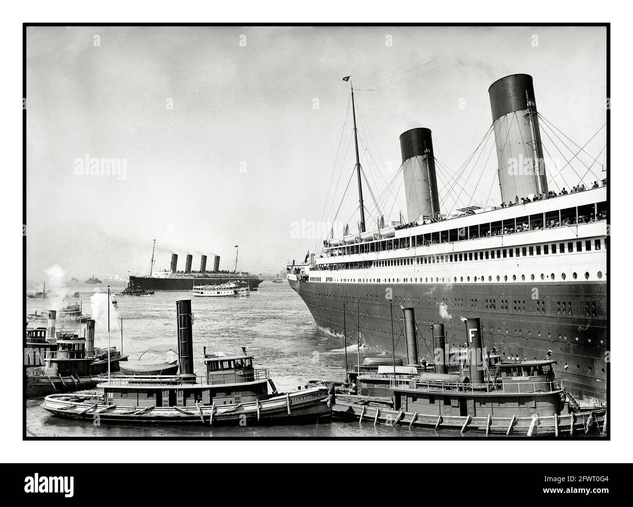 RMS Olympic (nave sorella del Titanic) nel porto di New York, 1911. RMS Lusitania, che sarebbe tragicamente silurato da un sommergibile tedesco canaglia quattro anni dopo con 1198 perdite di vita, è visto in background USA Foto Stock