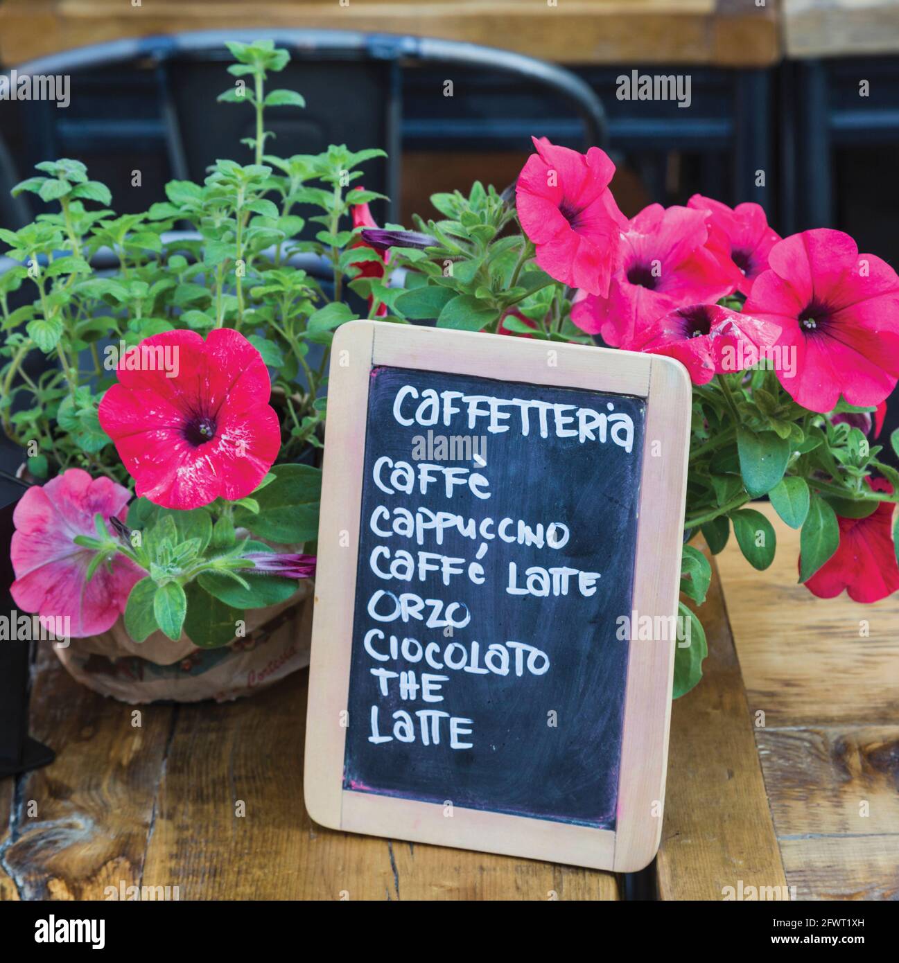 Roma, Italia. Elenco dei tipi di caffè disponibili presso il caffè di campo dei Fiori. Foto Stock