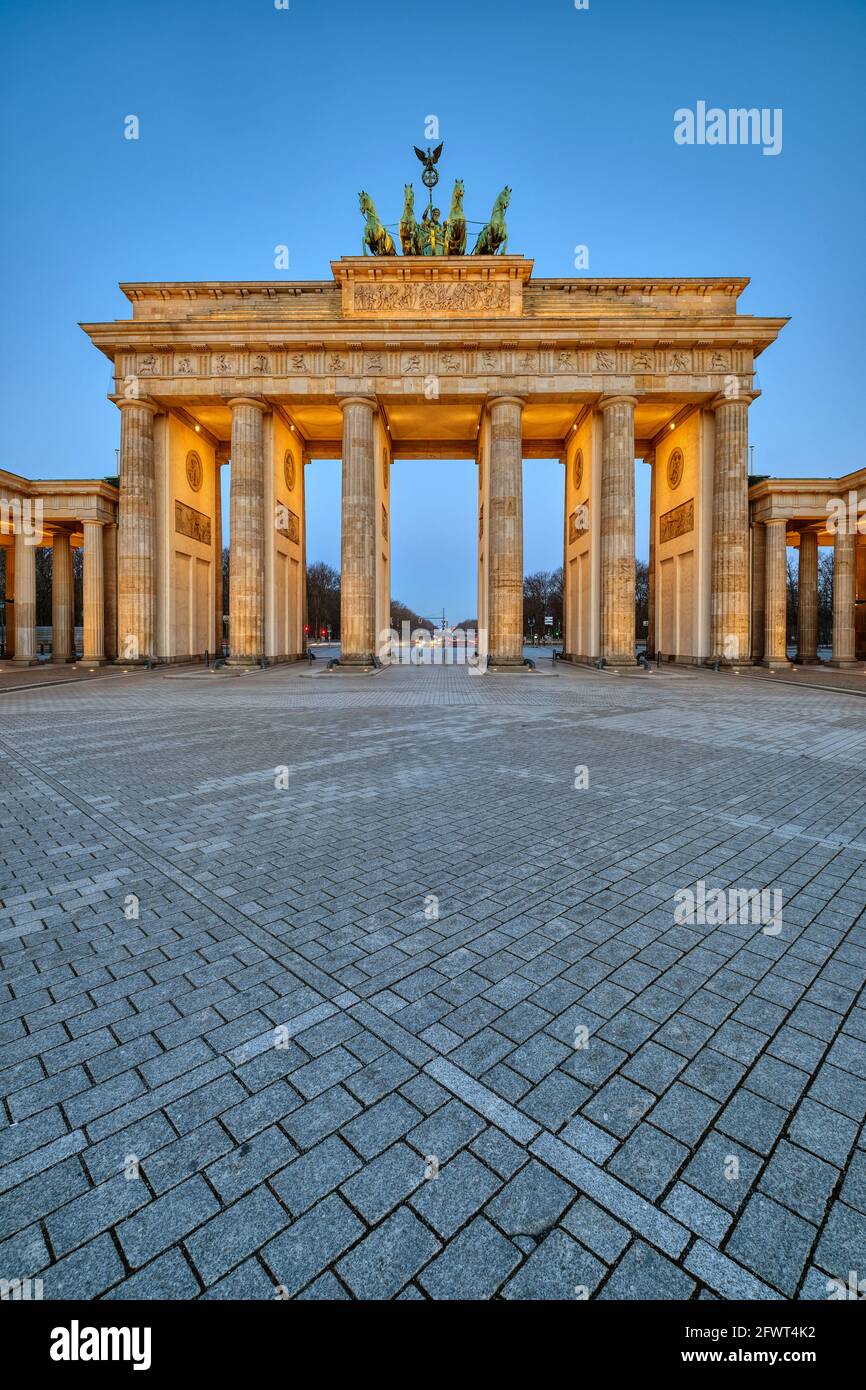 La porta di Brandeburgo a Berlino all'alba senza persone Foto Stock