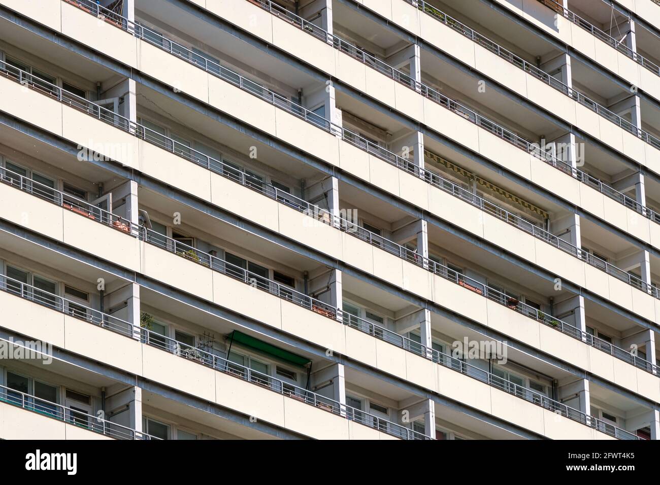 Dettaglio di un edificio residenziale sovvenzionato visto a Berlino, Germania Foto Stock