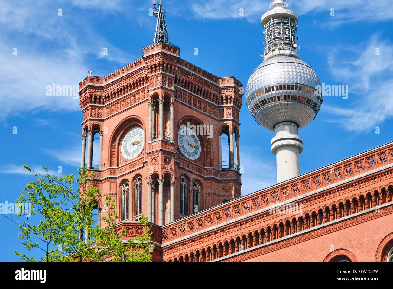 Particolare della torre del Rotes Rathaus a Berlino con la torre della televisione sul retro Foto Stock