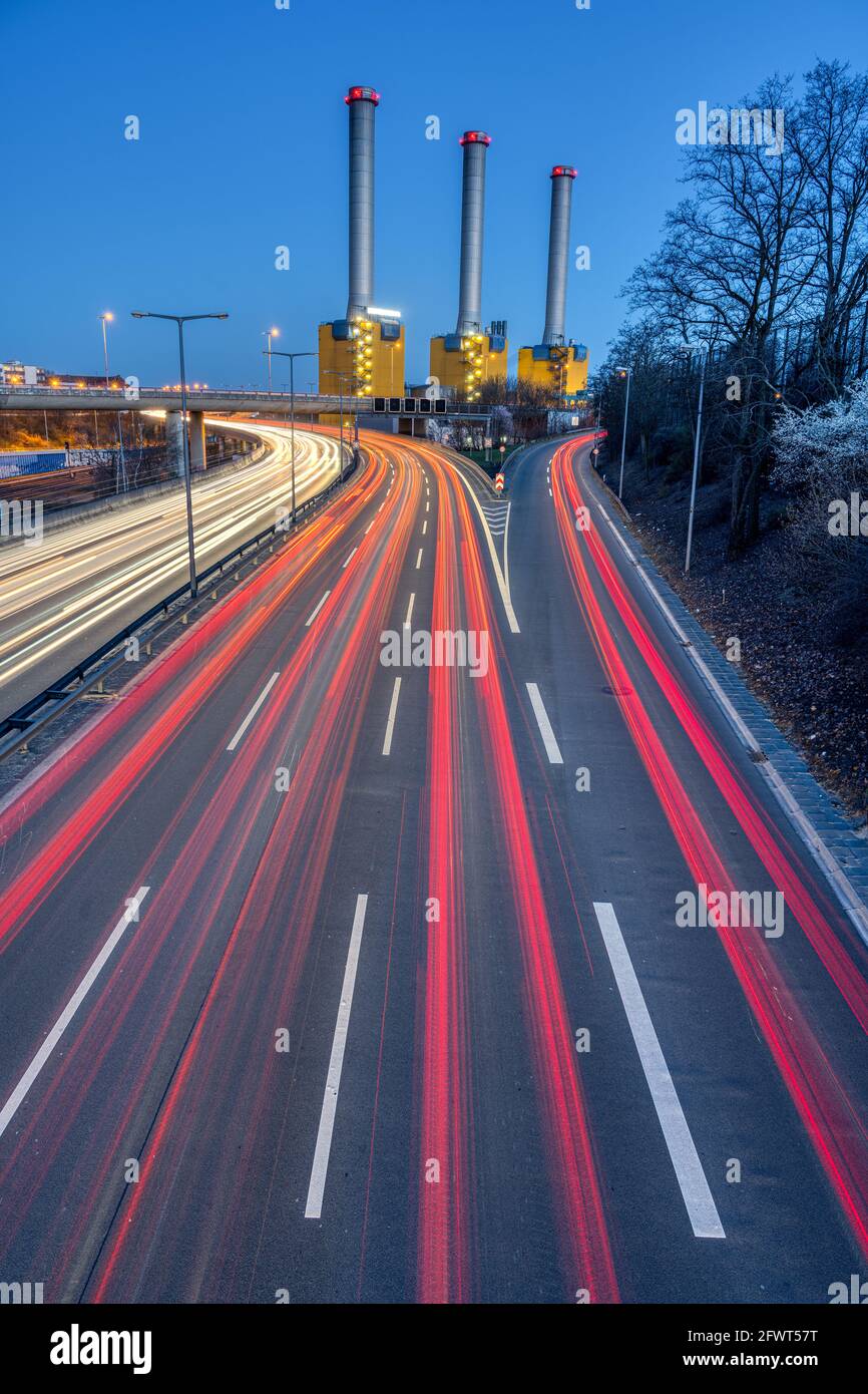 Autostrada e centrale elettrica al crepuscolo visto a Berlino, Germania Foto Stock