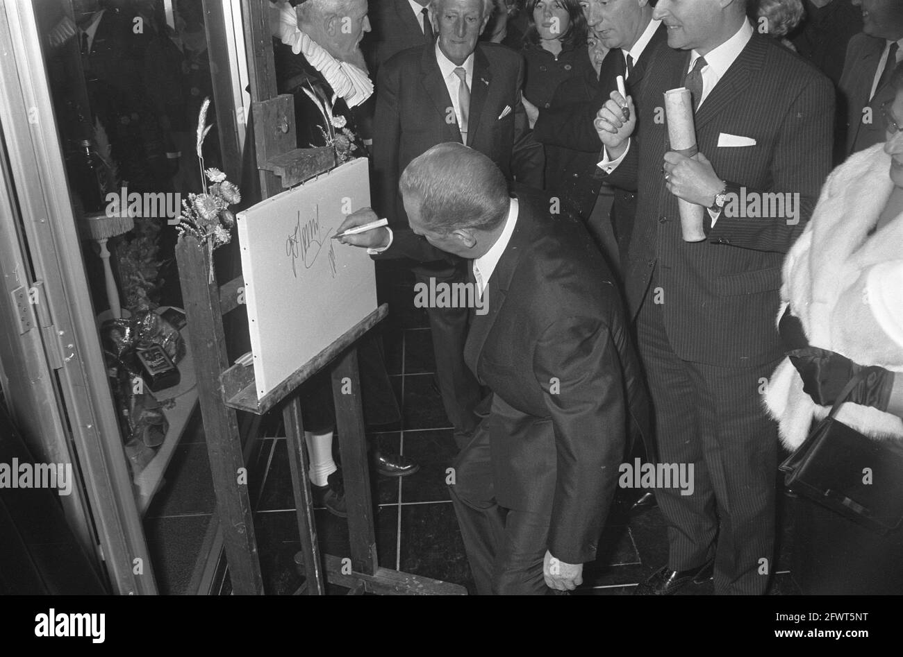 Nuova galleria di negozi su Rembrandtsplein. Un ritratto vivente di R. Nachtwacht era presente, 20 ottobre 1967, Gallerie dello Shopping, Paesi Bassi, foto agenzia stampa del xx secolo, notizie da ricordare, documentario, fotografia storica 1945-1990, storie visive, Storia umana del XX secolo, che cattura momenti nel tempo Foto Stock