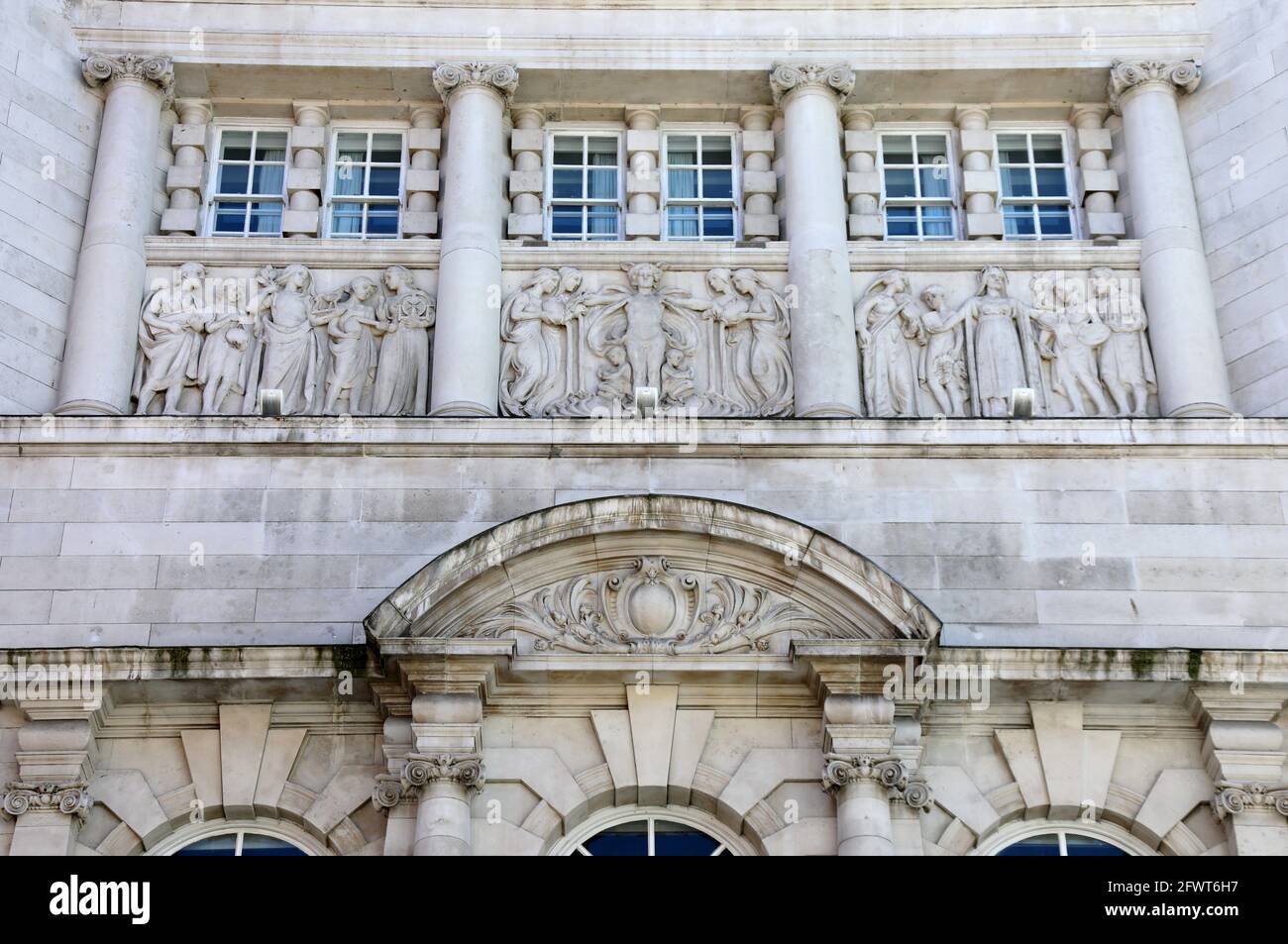 Dettagli architettonici dell'edificio dell'Aloft Liverpool Hotel Costruito come il Royal Insurance Building nel centro della città Foto Stock