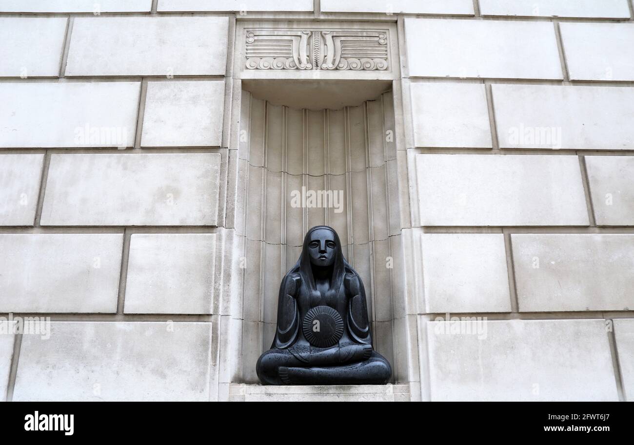 Scultura in basalto chiamata GIORNO al Queensway Tunnel art deco Edificio a Liverpool Foto Stock