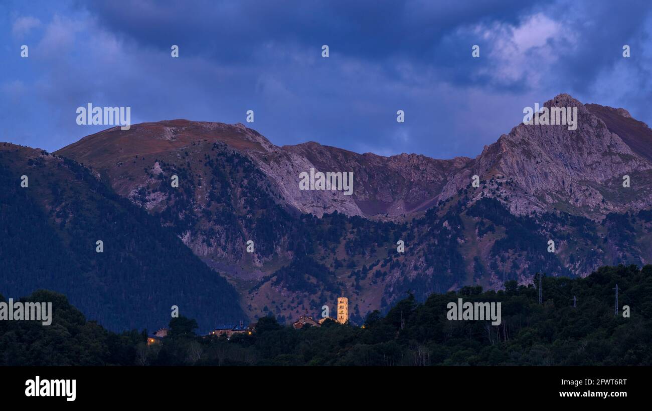 Ora blu sul campanile di Son (Pallars Sobirà, Catalogna, Spagna, Pirenei) ESP: Hora azul sobre el campanario de Son (Pallars Sobirà, España) Foto Stock