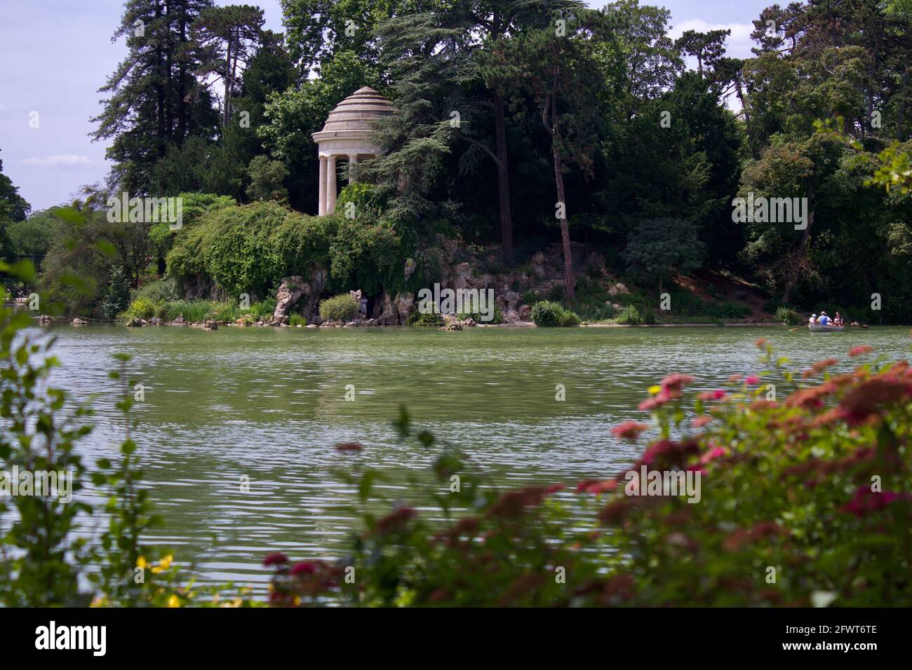 Tempio Tempio dell'amore nella foresta di Vincennes. La foresta di Parigi in estate Foto Stock