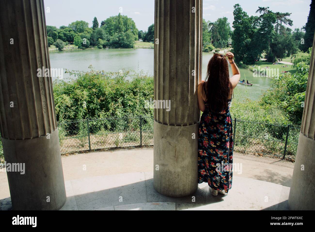 Donna che guarda il paesaggio dal Tempio dell'Amore nella foresta di Vincennes, Parigi Foto Stock