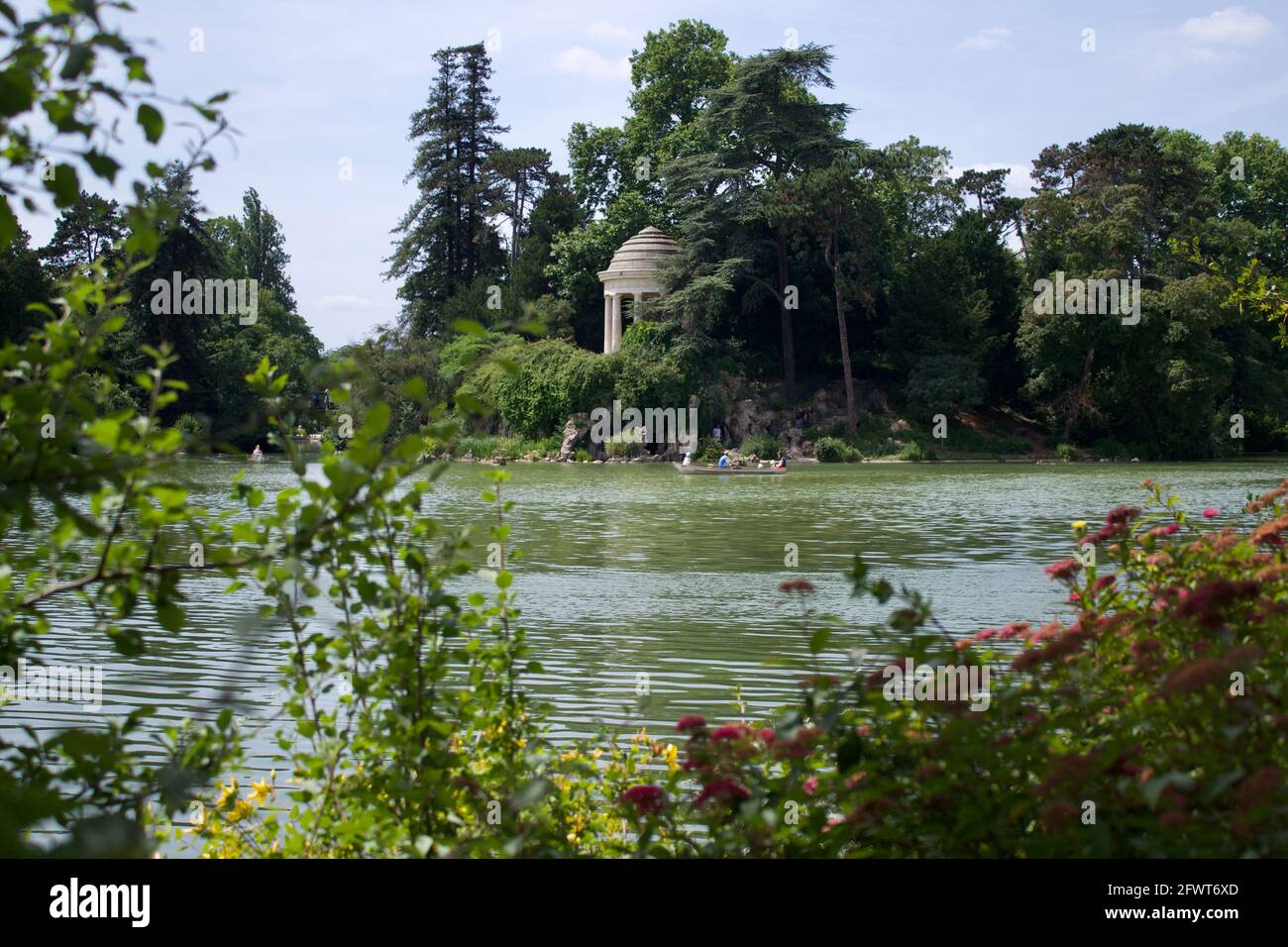 Tempio dell'Amore nella Foresta di Vincennes. La foresta di Parigi in estate Foto Stock