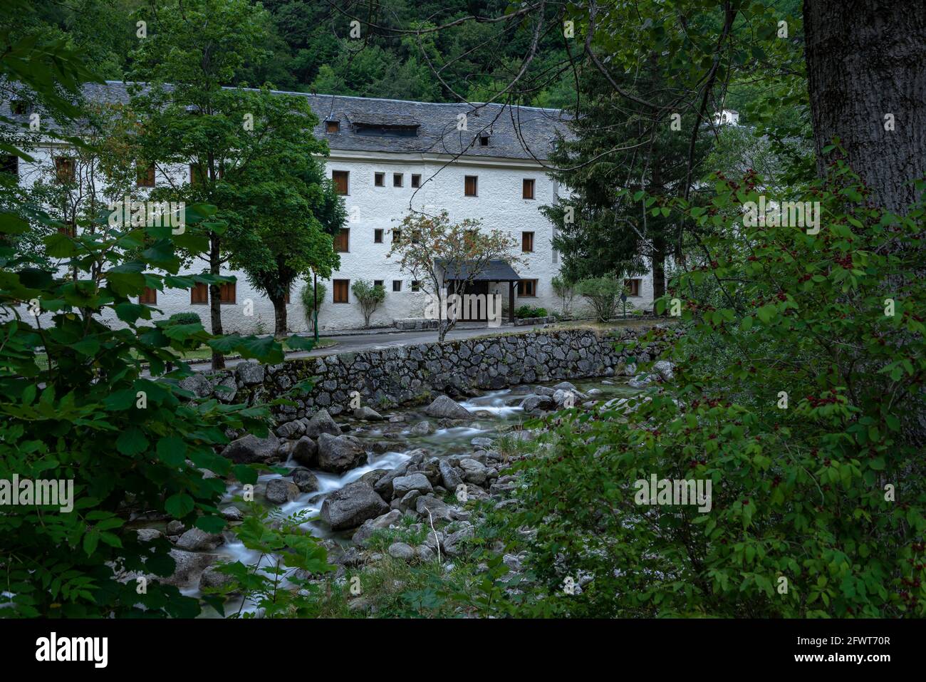 Caldes de Boí e il fiume Noguera de Tor in estate (Valle Boí, Catalogna, Spagna, Pirenei) ESP: Balneario de Caldes de Boí Foto Stock