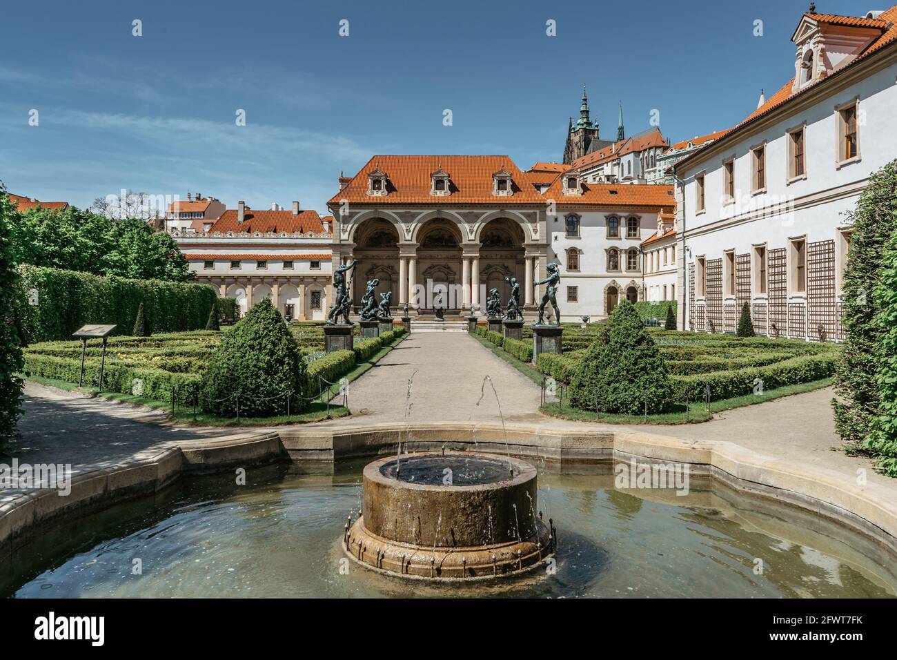 Wallenstein, Valdstejn, Giardino costruito in stile barocco con bella fontana.sede del Senato del Parlamento, Praga, Repubblica Ceca.Romantico Foto Stock