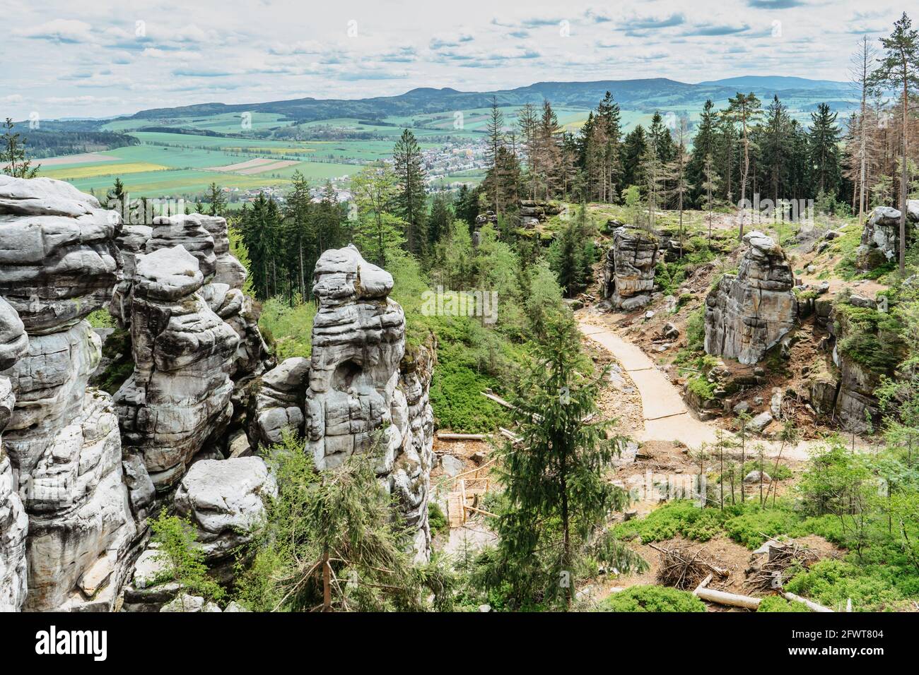 Vista panoramica della riserva naturale di Ostas e montagna tabella, regione di Broumov, ceco republic.Rocks,caverne,bizzarre formazioni di arenaria.Small città naturale wi Foto Stock