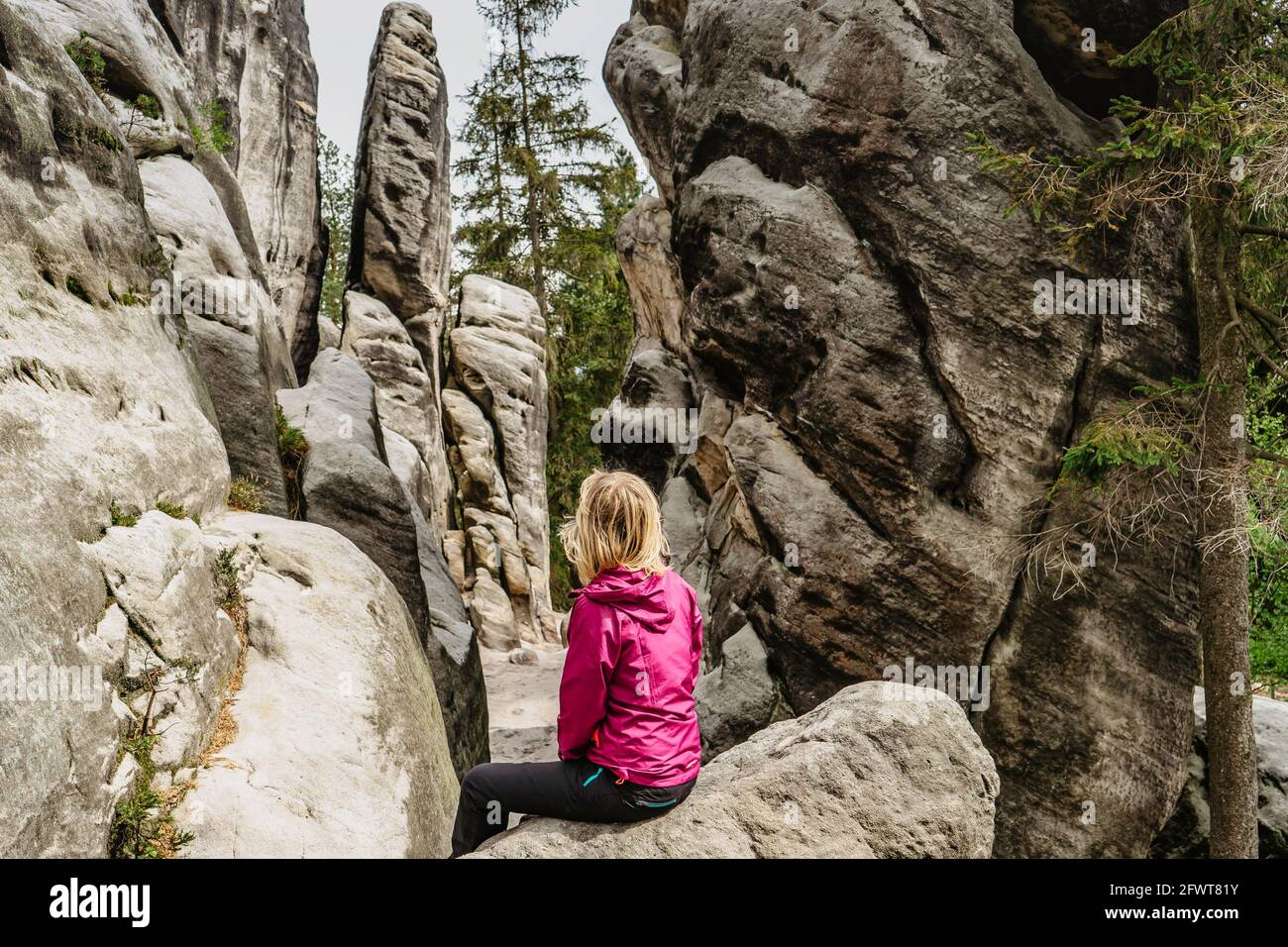 Ostas Riserva Naturale e montagna tavolo, regione di Broumov, repubblica Ceca.seduta ragazza godere di vista di rocce, grotte, bizzarre formazioni di arenaria. Foto Stock