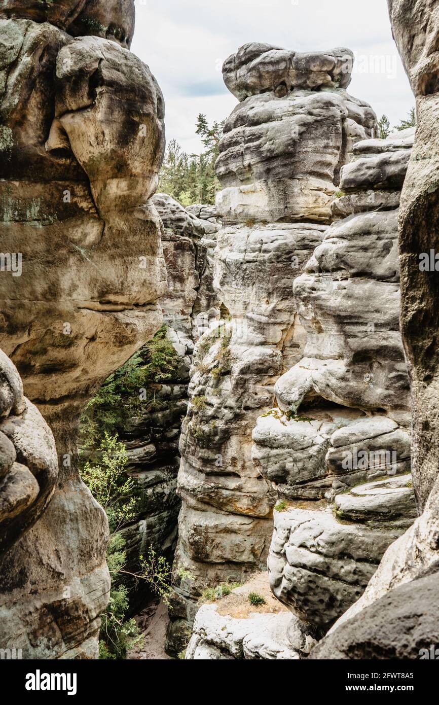 Ostas Riserva Naturale e montagna tabella, regione di Broumov, repubblica Ceca.Vista di rocce, grotte, bizzarro Formazioni di arenaria. Piccola città naturale con labirinto Foto Stock