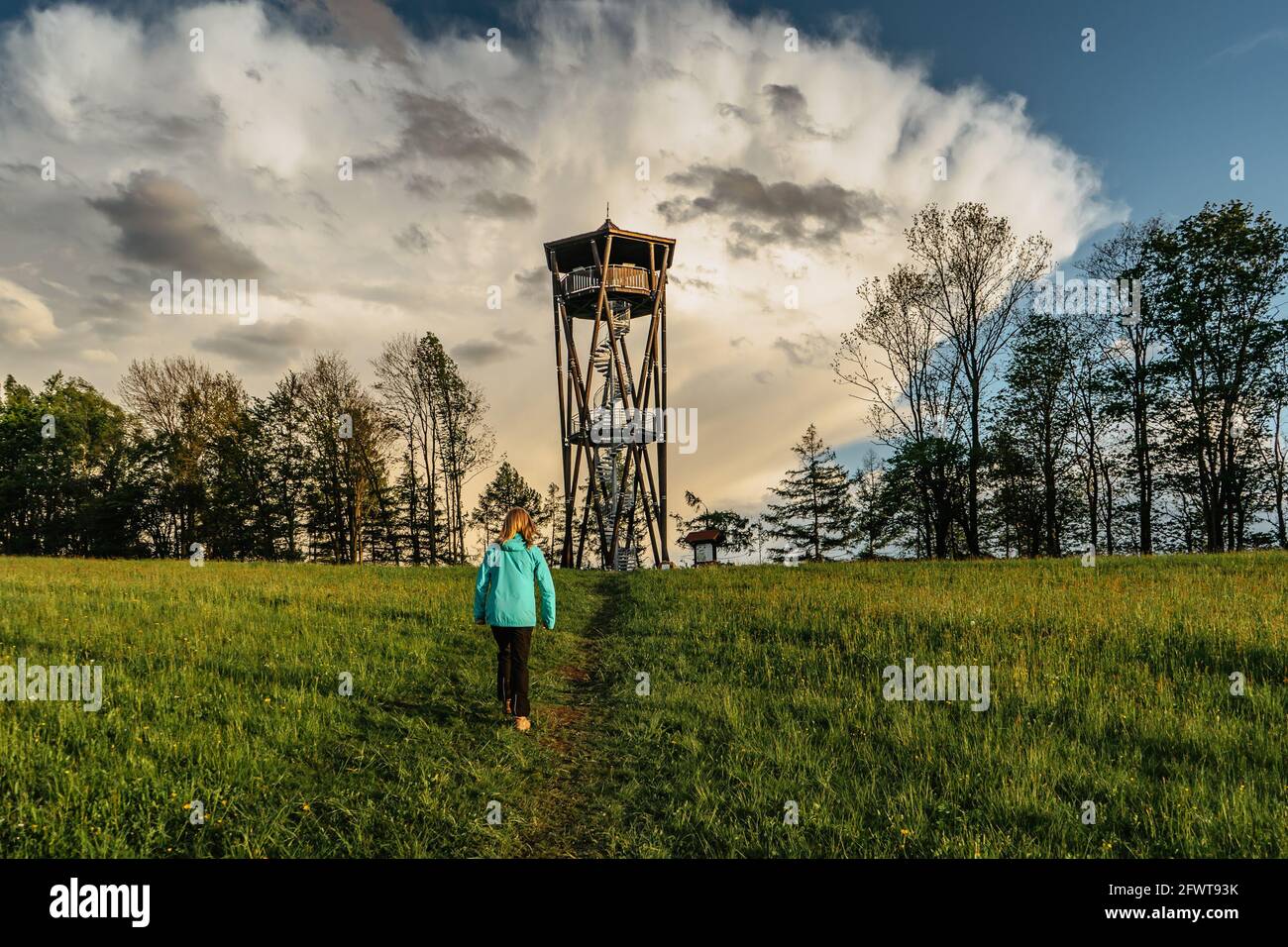Giovane ragazza sportiva sana che cammina alla torre Lookout chiamata Na Vetrne Horce, regione di Broumov, Repubblica Ceca. Concetto di viaggio attivo. Foto Stock
