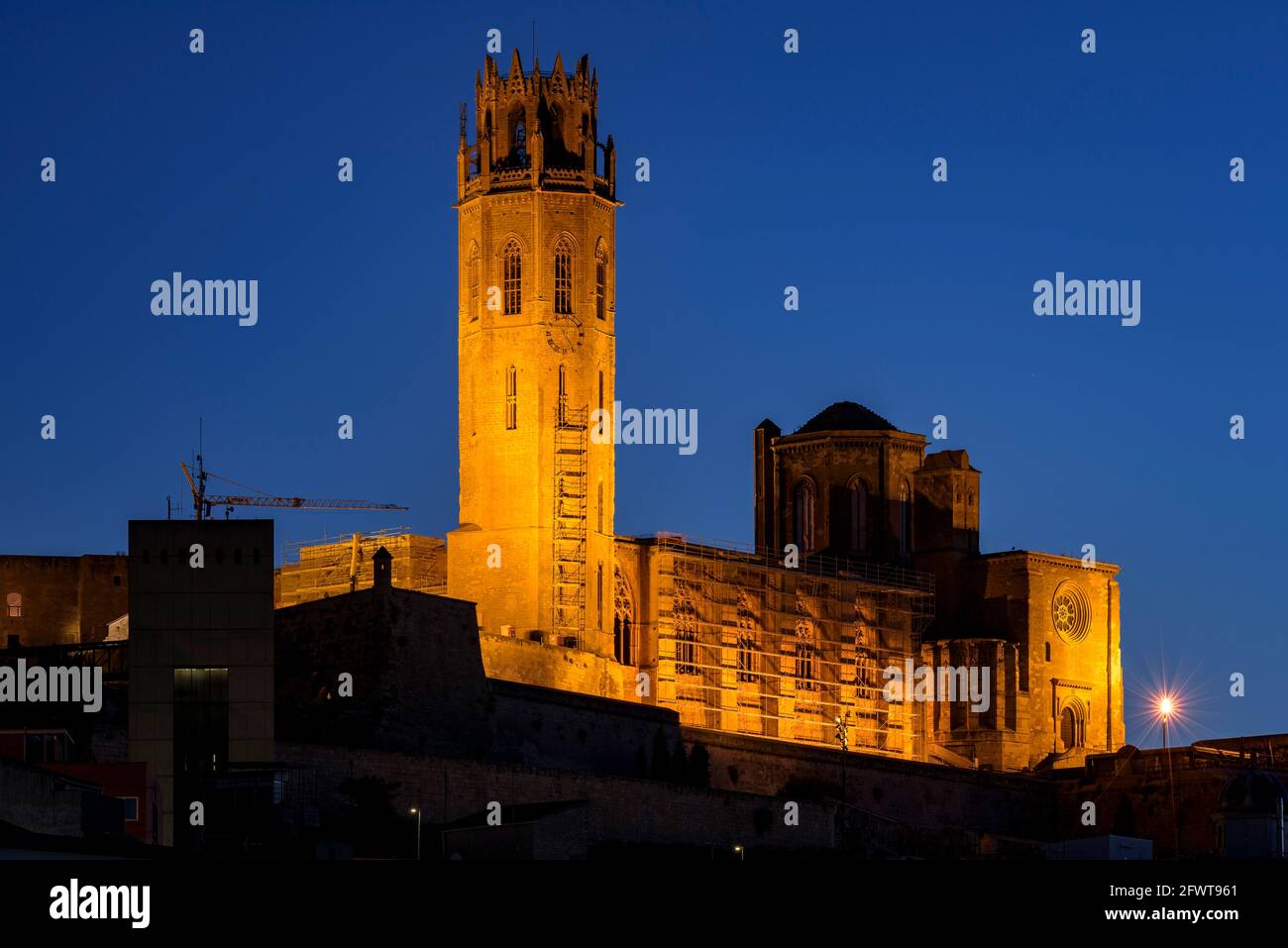 Ora blu di prima mattina sulla cattedrale di la Seu Vella de Lleida e il fiume Segre (Lleida Catalonia, Spagna) ESP: Hora azul en Lérida Foto Stock