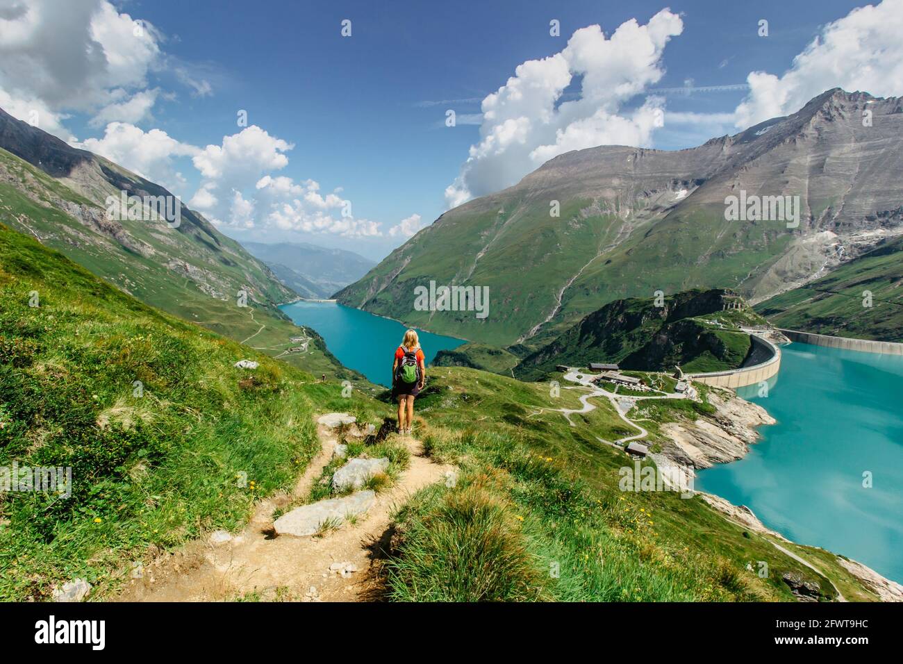 Bella vista panoramica dei laghi di alta montagna.Girl escursioni al Mooserboden diga in Austrian Alps.Active sporty lifestyle.Wonderful paesaggio naturale Foto Stock