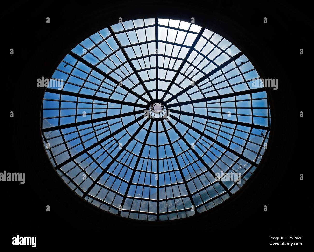 Struttura a cupola in vetro, vista dal basso Foto stock - Alamy
