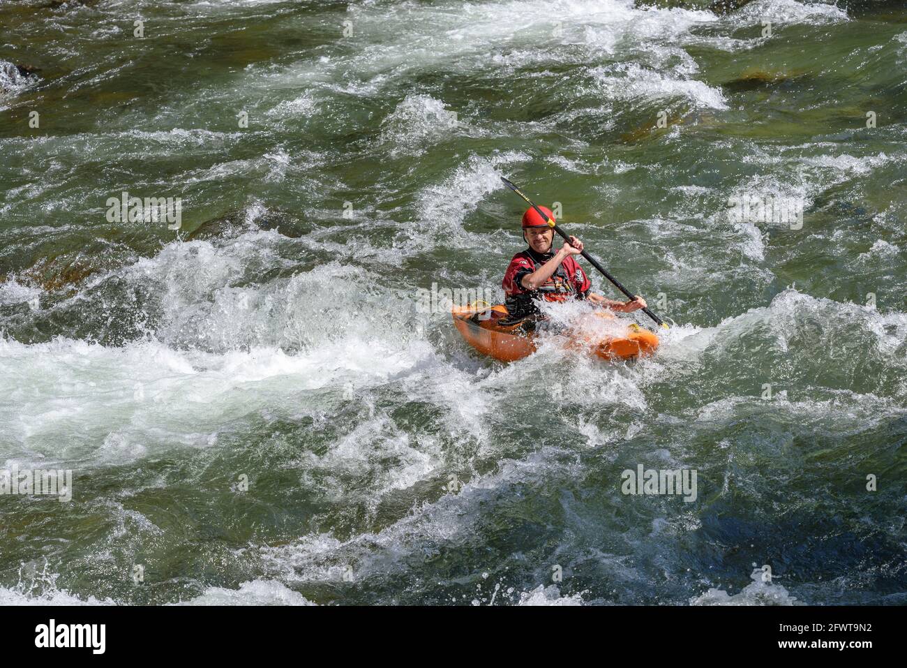 Andare in kayak lungo la Noguera Pallaresa lungo il suo percorso attraverso il ponte Gulleri (Pirenei, Catalogna, Spagna) Foto Stock