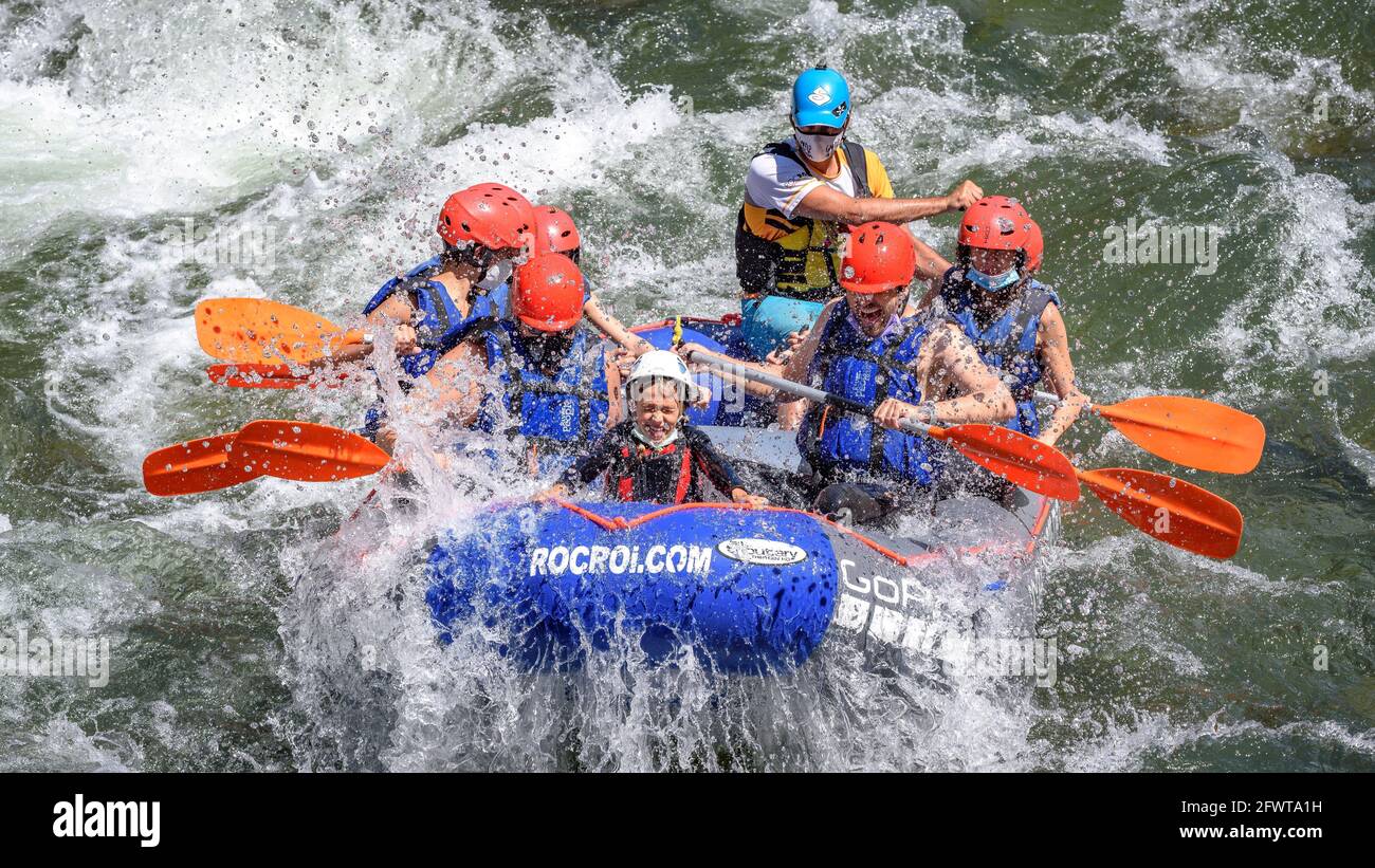 Rafting lungo la Noguera Pallaresa lungo il ponte Gulleri (Pirenei, Catalogna, Spagna) Foto Stock