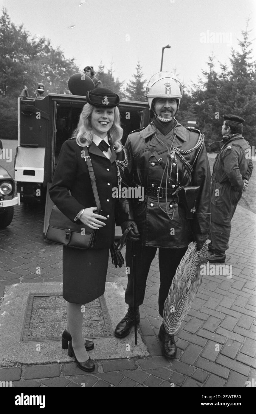 Presentazione di Nouveautes al Royal Marechaussee di Apeldoorn; uniforme per marechaussee femminile (a sinistra) e attrezzature pratiche per uomini, 28 ottobre 1975, MARECHAUSSEE, attrezzature, I Paesi Bassi, foto agenzia stampa del XX secolo, notizie da ricordare, documentario, fotografia storica 1945-1990, storie visive, Storia umana del XX secolo, che cattura momenti nel tempo Foto Stock