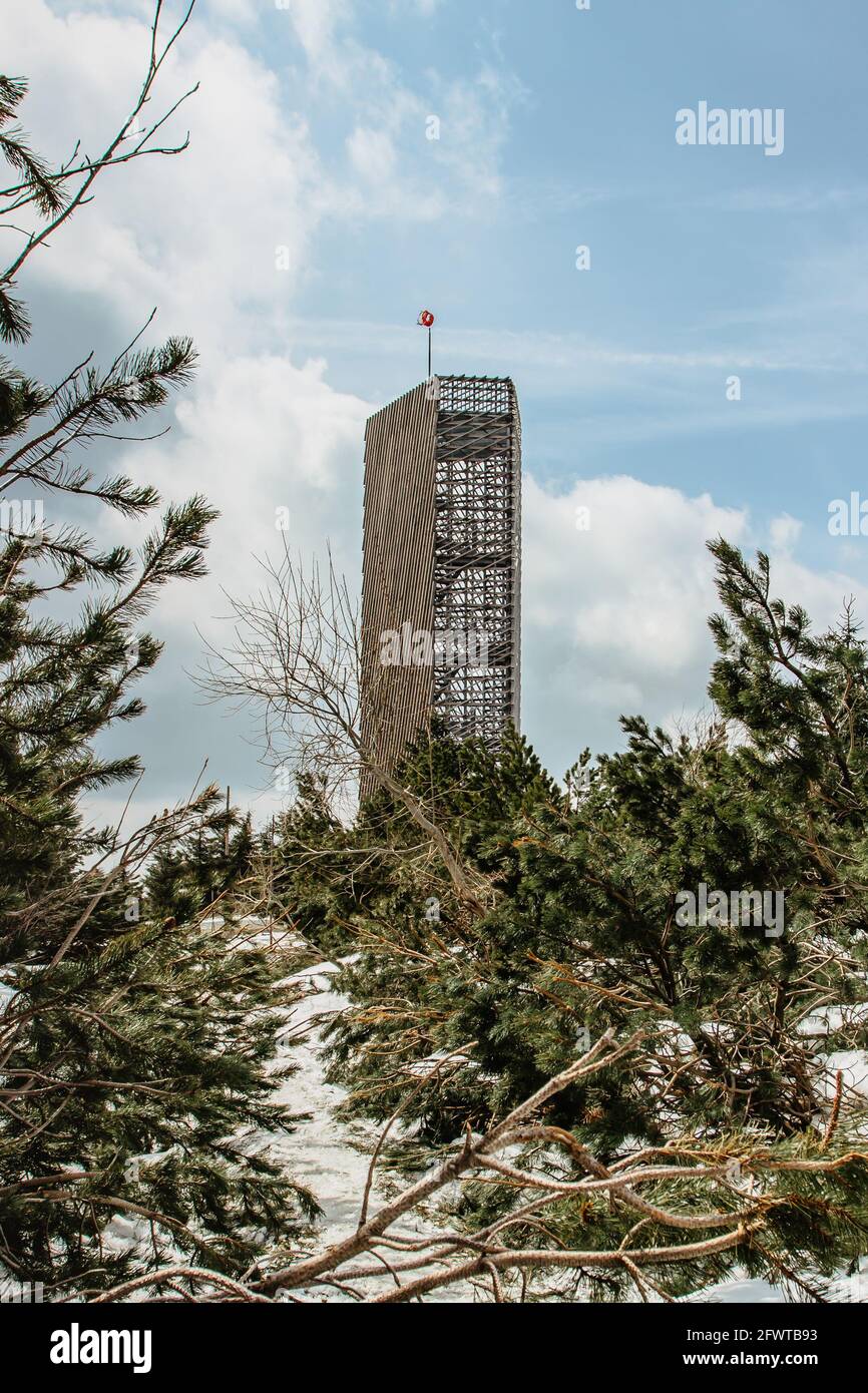 Velka Destna Lookout Tower a forma di un pentagono irregolare, Orlicke Mountains, Repubblica Ceca.Godetevi la libertà di escursioni e paesaggio.Czech moderno Foto Stock