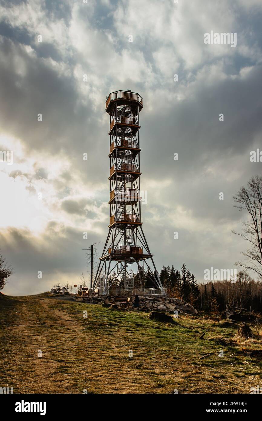 La torre di legno metallico Lookout chiamata Feistuv kopec vicino al villaggio di Olesnice, le montagne di Orlicke, repubblica Ceca. Moderna architettura ceca all'aperto. Foto Stock