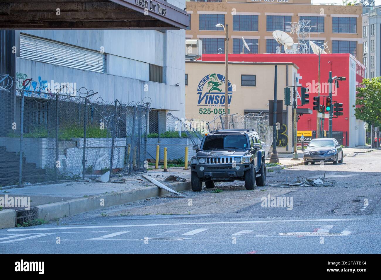 Detriti caduti nella strada vicino alla macchina su Howard Avenue nel centro di New Orleans, LA, Stati Uniti Foto Stock