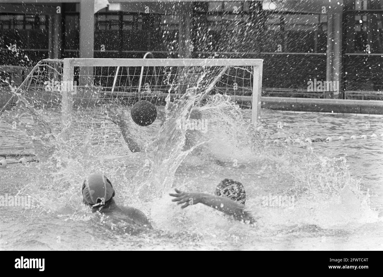 Pallanuoto Paesi Bassi contro la Russia, attacco Paesi Bassi, 30 aprile 1967, WATERPOLO, I Paesi Bassi, foto agenzia stampa del XX secolo, notizie da ricordare, documentario, fotografia storica 1945-1990, storie visive, Storia umana del XX secolo, che cattura momenti nel tempo Foto Stock