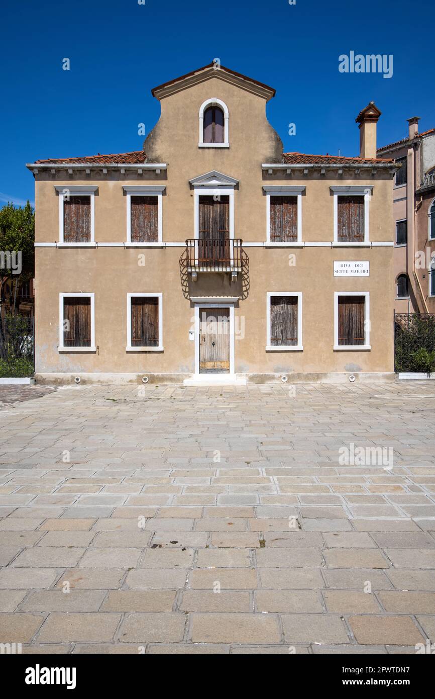 Vie di post Covid Venezia con una casa vuota abbandonata. Città d'Italia durante la quarantena del coronavirus disperazione con vecchi edifici. Venecia Foto Stock