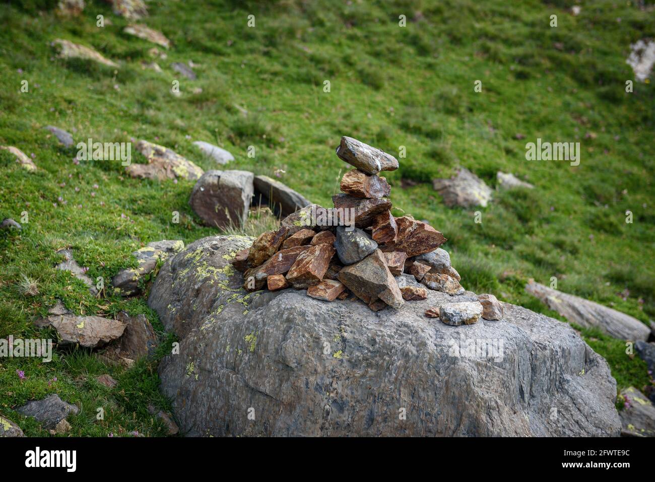 Pietra miliare sulla salita del Puig Peric crinale meridionale (Pyrenees-Orientales, Francia) ESP: Mojón en la subida al Pic Peric por la cresta sur Foto Stock