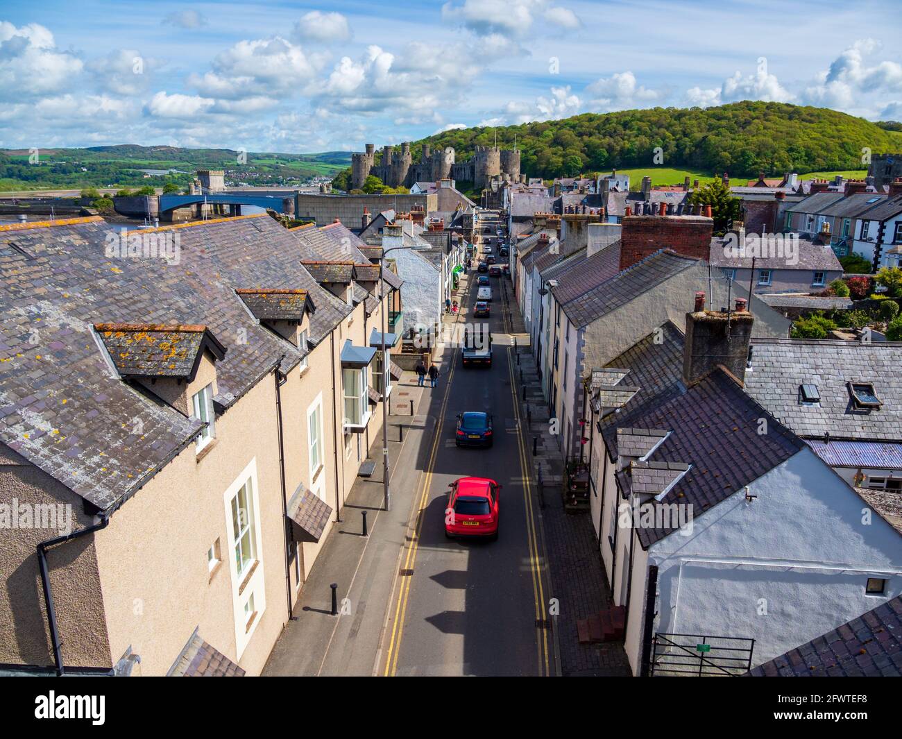 Conway Village North Wales UK vista aerea in fondo alla strada al castello Foto Stock