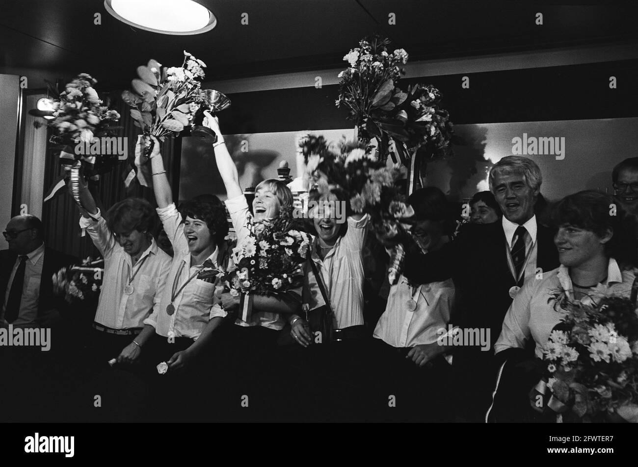 Squadra di hockey femminile con coppa del mondo all'aeroporto di Schiphol, 25 settembre 1978, CUPS, hockey su campo, I Paesi Bassi, foto agenzia stampa del XX secolo, notizie da ricordare, documentario, fotografia storica 1945-1990, storie visive, Storia umana del XX secolo, che cattura momenti nel tempo Foto Stock