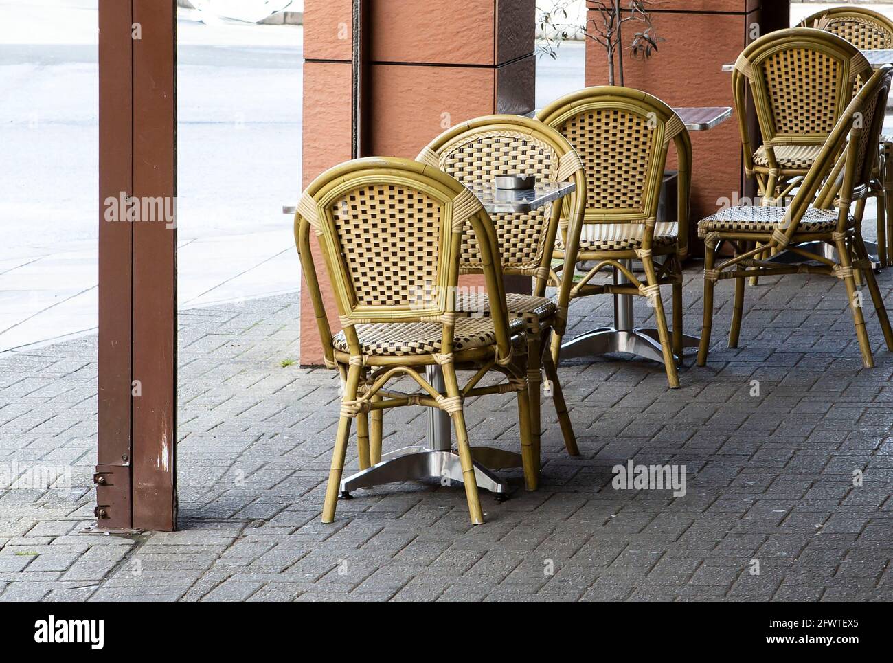 Tavoli da caffè e sedie sul pavimento Foto Stock