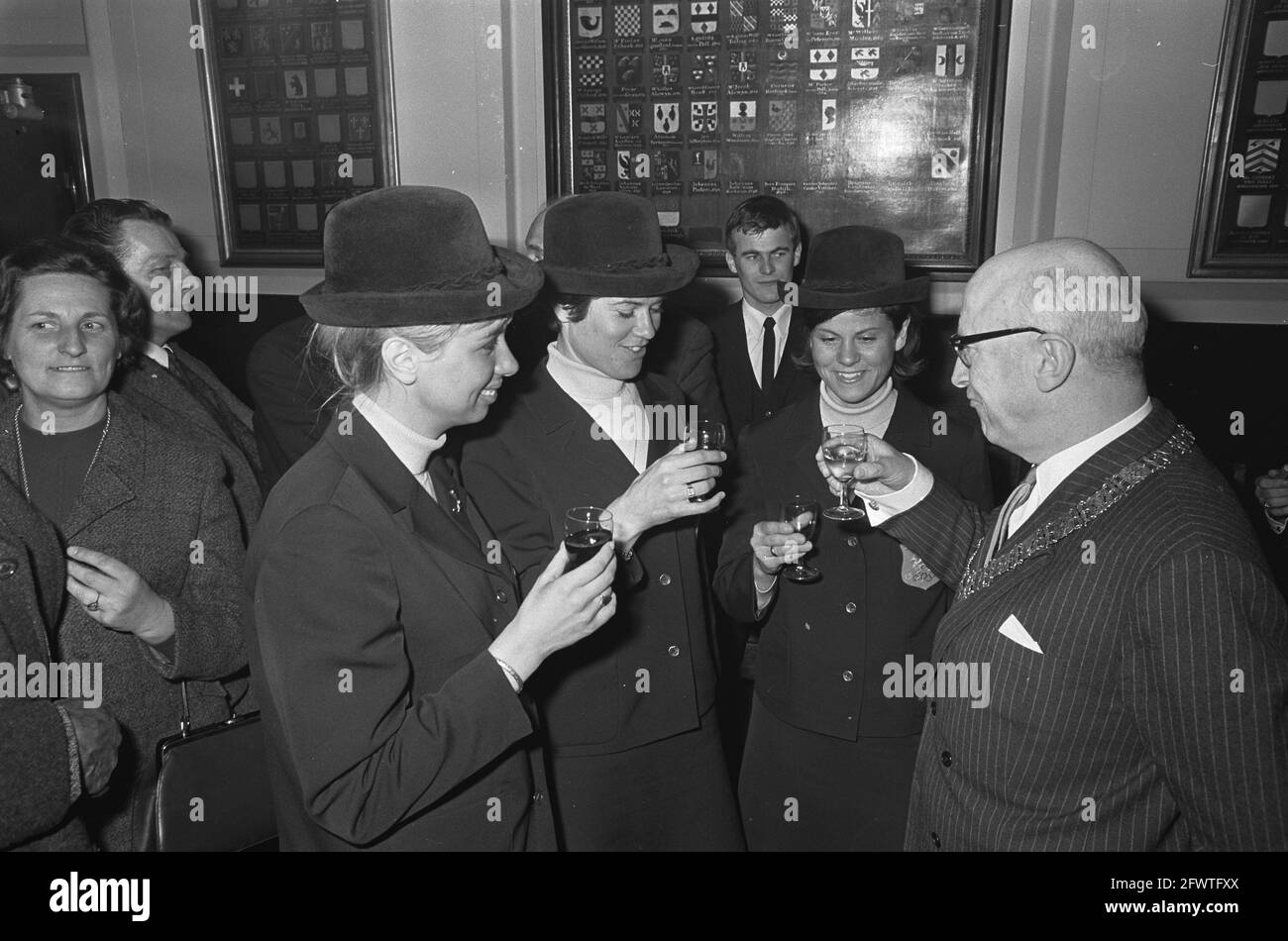 Squadra di pattinaggio femminile ricevuta allo Stadhuis Amsterdam, Mayor Samkalden toast con da sinistra a destra Geyssen, Kaise e Schut, 19 febbraio 1968, ricevimenti, squadre di pattinaggio, Città, Paesi Bassi, agenzia stampa del XX secolo foto, notizie da ricordare, documentario, fotografia storica 1945-1990, storie visive, Storia umana del XX secolo, che cattura momenti nel tempo Foto Stock