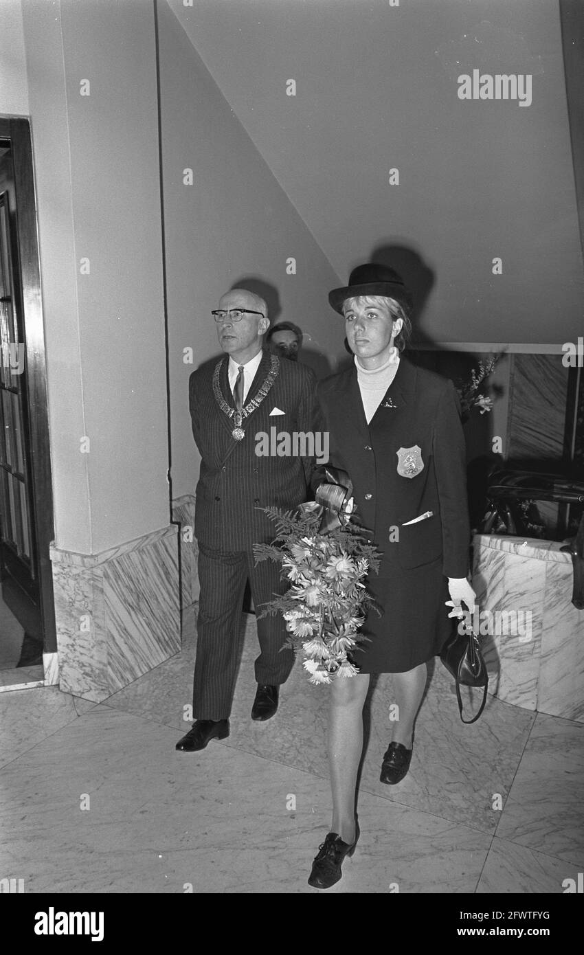 Squadra di pattinaggio femminile ricevuta a Stadhuis Amsterdam, Mayor Samkalden e Carry Geyssen, 19 febbraio 1968, ricevimenti, squadre di pattinaggio, Città, Paesi Bassi, agenzia stampa del XX secolo foto, notizie da ricordare, documentario, fotografia storica 1945-1990, storie visive, Storia umana del XX secolo, che cattura momenti nel tempo Foto Stock