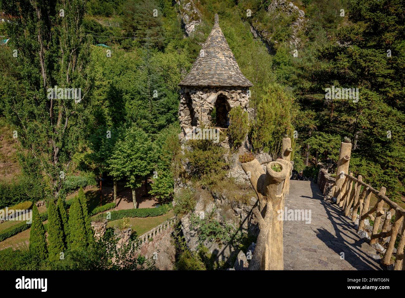 Artigas Gardens (Jardins Artigas) progettato da Antoni Gaudí. Vista del punto di osservazione del chiosco (la Pobla de Lillet, Catalogna, Spagna) Foto Stock