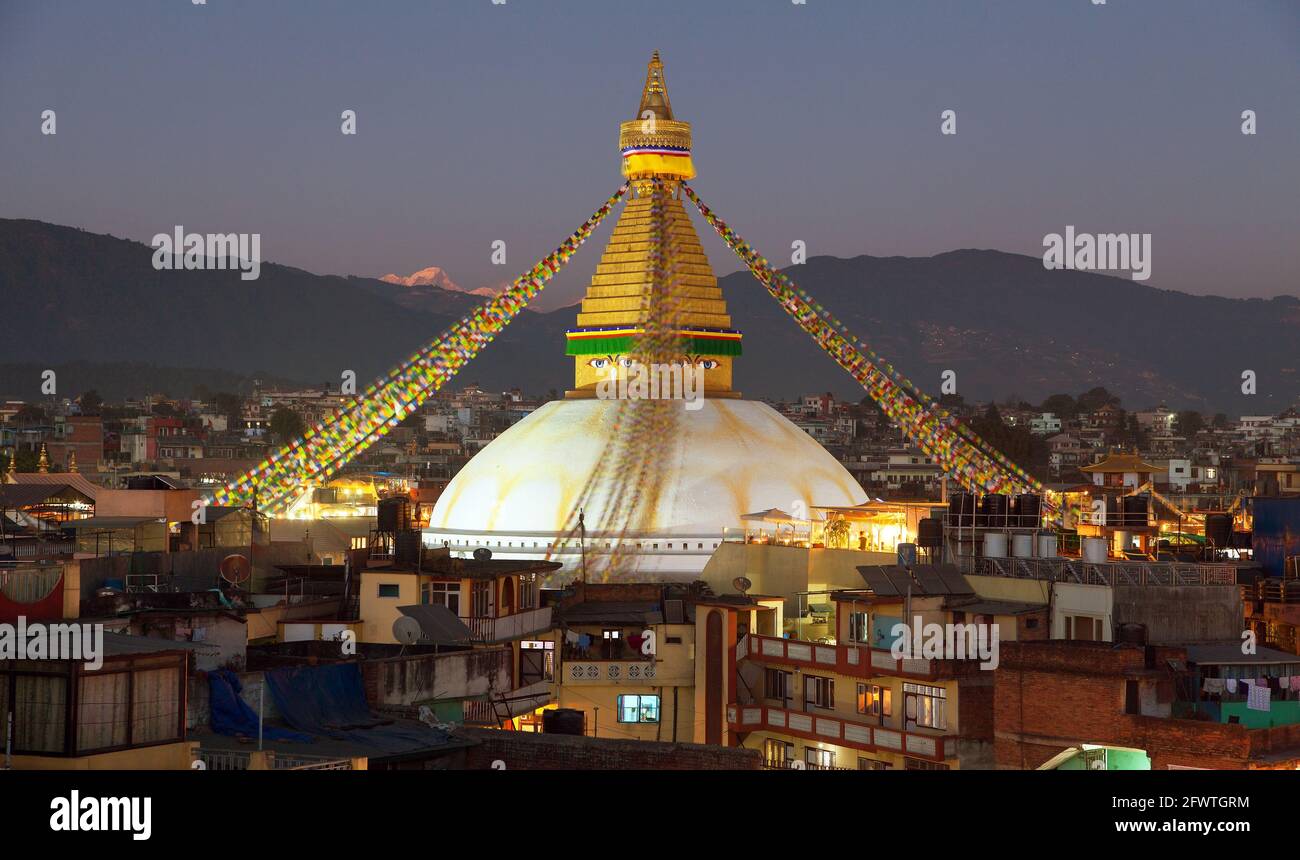 Vista serale o notturna di Boudha o Bodhnath stupa - Kathmandu - Nepal Foto Stock