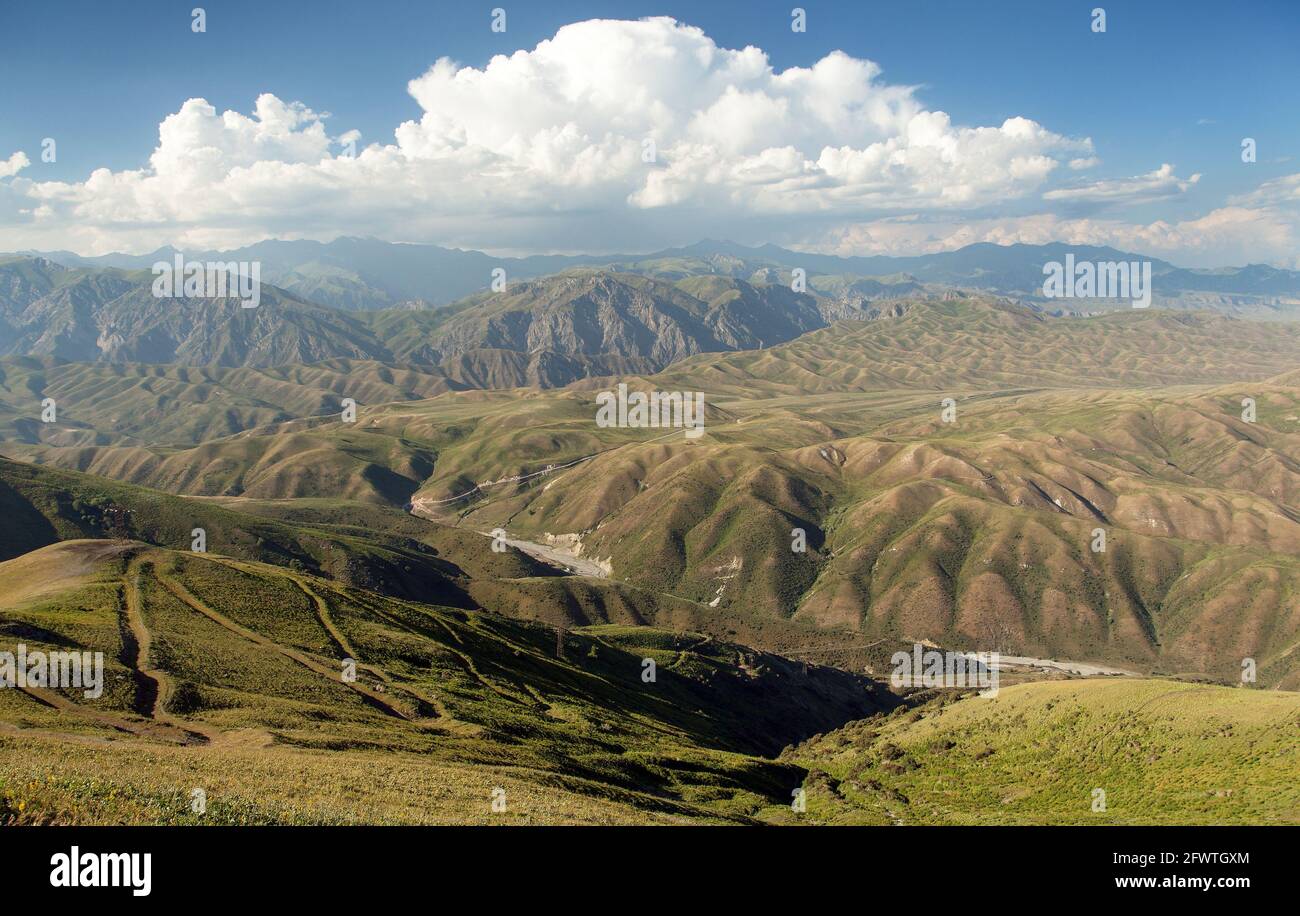 Montagne Tian Shan in Kirghizistan, vista panoramica sulle montagne della steppa kirghizistan Foto Stock