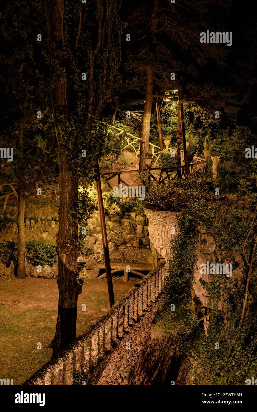 Artigas Gardens (Jardins Artigas) progettato da Antoni Gaudí. Vista della ferrovia accanto al fiume (la Pobla de Lillet, Catalogna, Spagna) Foto Stock