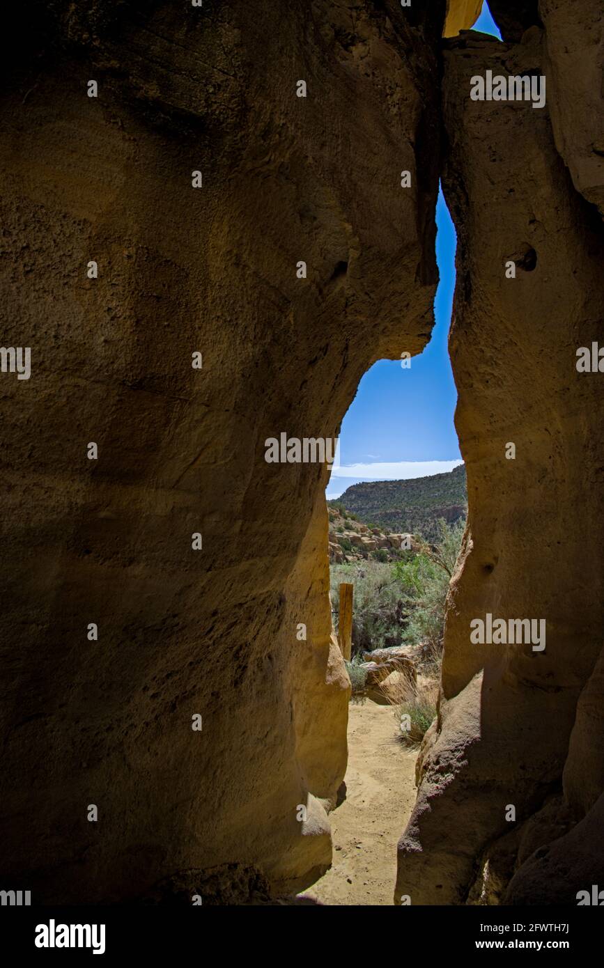 Slot canyon vista strette pareti blu cielo montagna paesaggio scenico sfondo nel nord-ovest nuovo messico quattro angoli navajo riserva terra. Foto Stock