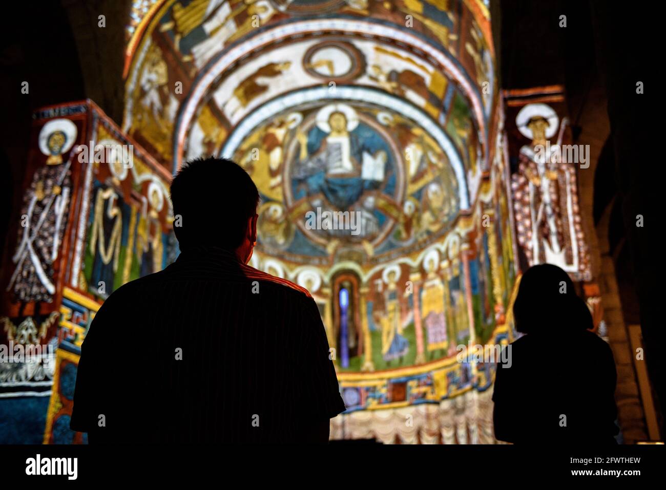 Dipinti e dettagli scultorei all'interno della chiesa romanica di Sant Climent de Taüll (Valle di Boí, Catalogna, Spagna, Pirenei) Foto Stock